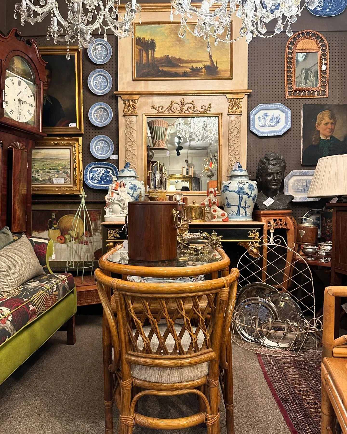 It&rsquo;s not too late to find a one-of-a-kind, thoughtful gift for someone special 🎁✨ Stop by Antiques of South Windermere and discover timeless treasures with a story behind them&mdash;perfect for making this Christmas extra memorable. 🎄