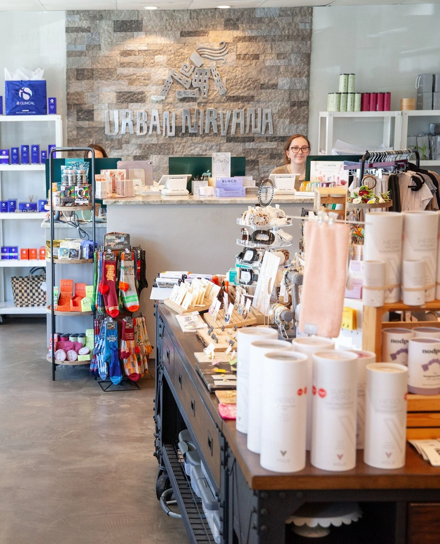 February essentials: love, warmth, and a shopping bag full of fabulous finds from South Windermere Center! 💞🛍️ #RetailTherapy