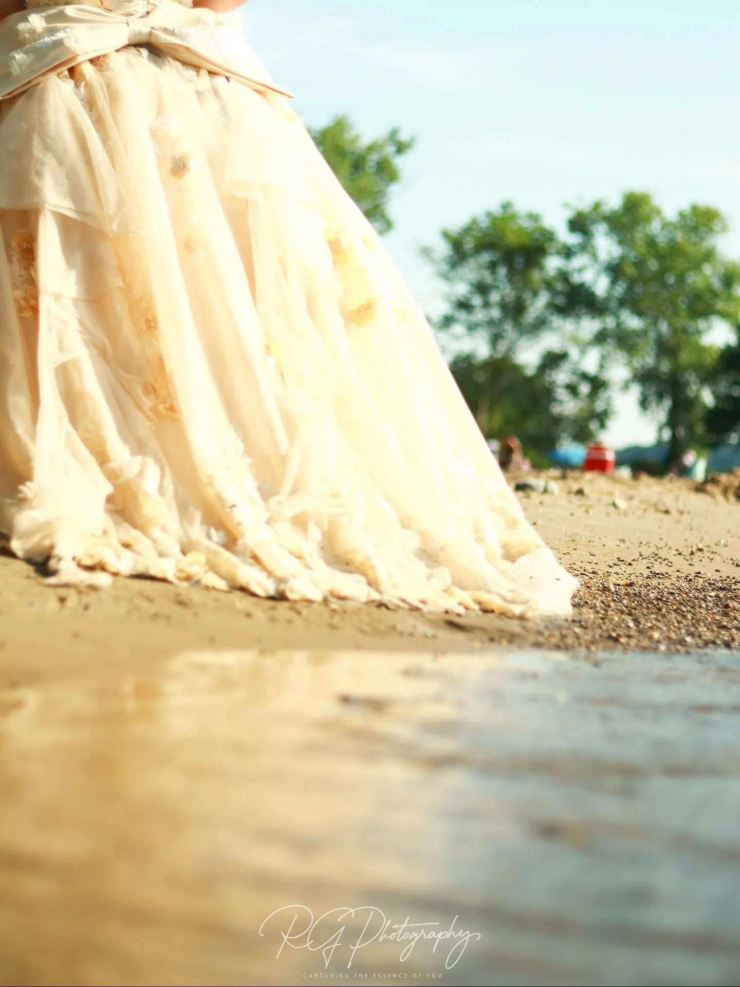 ✨ Golden moments for a golden celebration ✨
I had such an amazing time capturing the beautiful Quincea&ntilde;era photoshoot for the young and radiant Sophia Morales. From the elegance of her gown to the serenity of the shoreline, every frame told a 