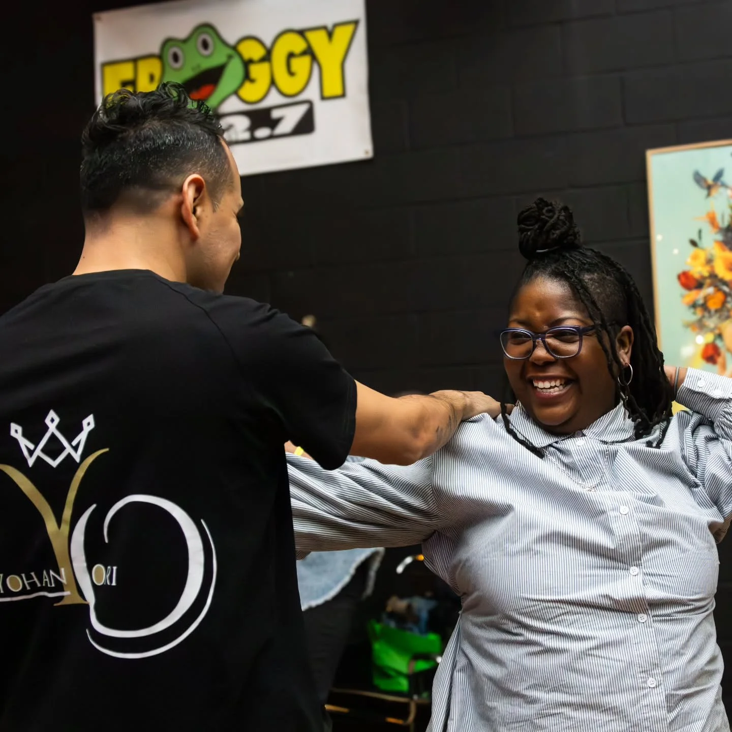 Energy you can feel through the frame ✨
Laughter mid-move, trust in the connection, and that moment when the music does the talking.
This is what happens when good vibes meet great people&mdash;caught exactly as it felt. 💛📸

🕺🏽@yohanking90 

#Son