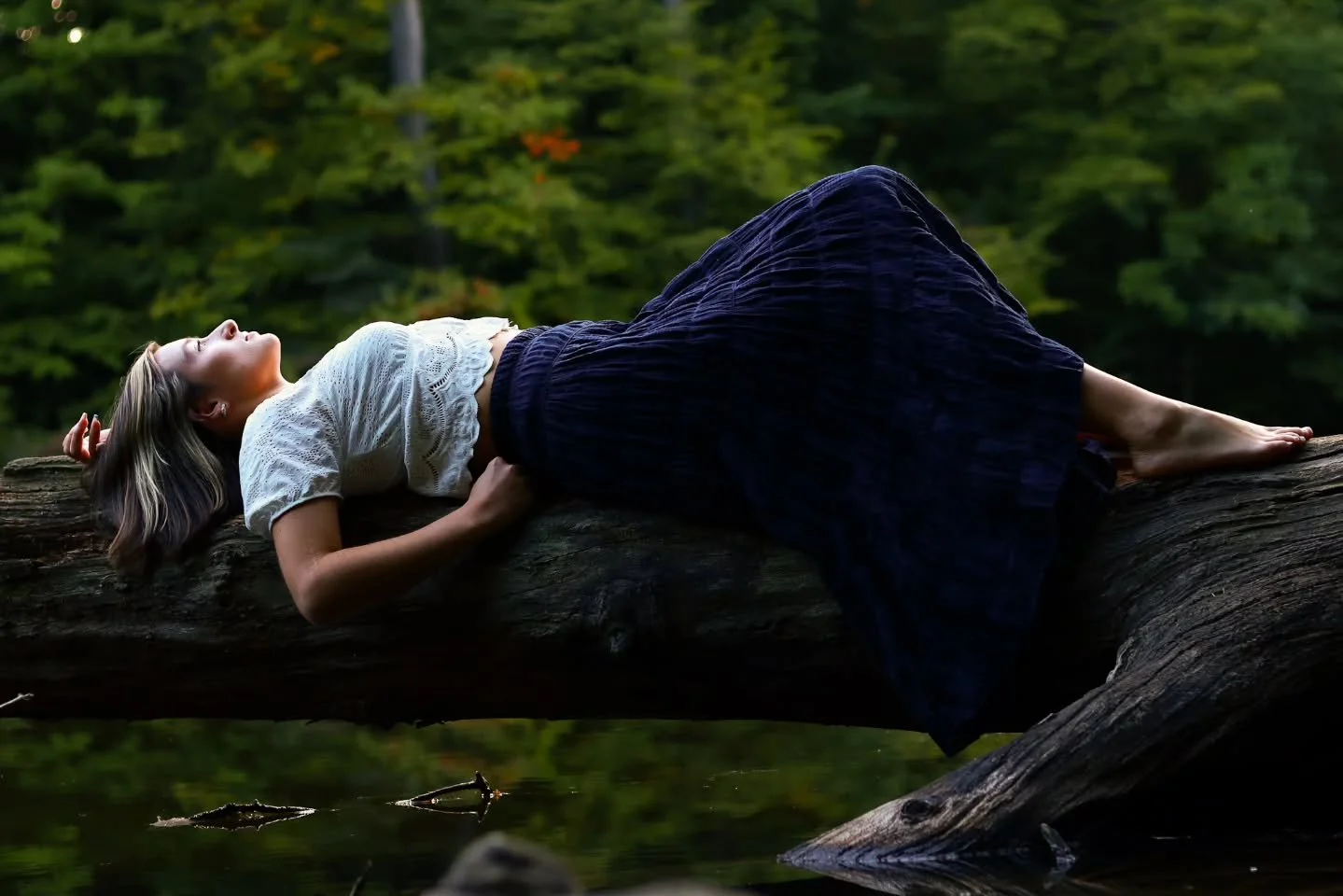 Soft stillness. 🌿

Where the world slows down&hellip;
and nature holds you gently between light and shadow.

A quiet moment suspended in time &mdash;
barefoot, breathing, becoming.

👩@maya_boar
📷 @robgreenphotography