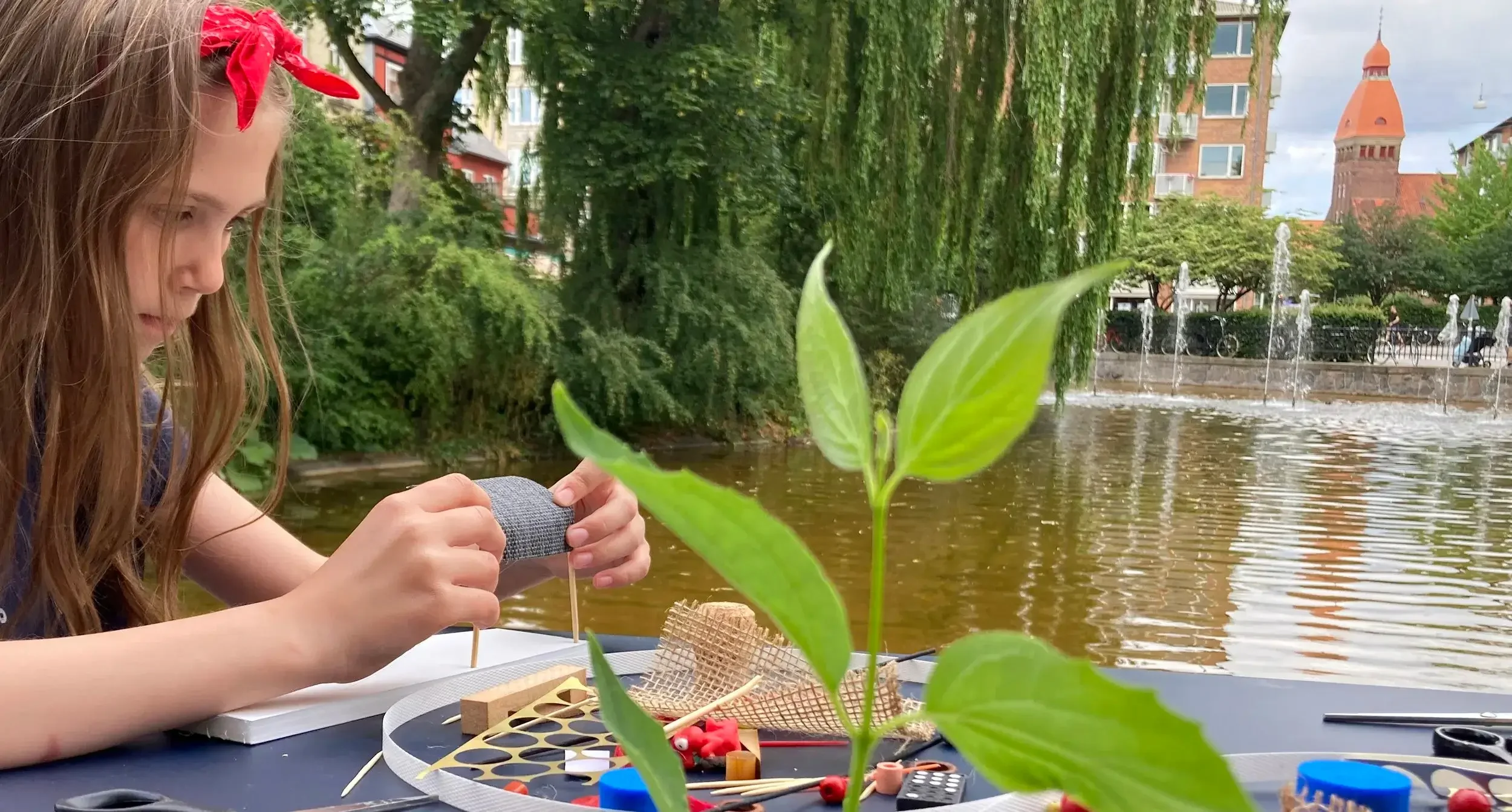       
  
     Flydende kunst &amp; arkitektur    HVAD&nbsp; Flydende ø-er   HVOR &nbsp;Møstings Hus /&nbsp;Frederiksberg  HVORNÅR&nbsp;  2021  I forbindelse med kunstprojektet NATLYS - flydende øer med flora skabt af landskabsarkitekt Signe Moos- ud