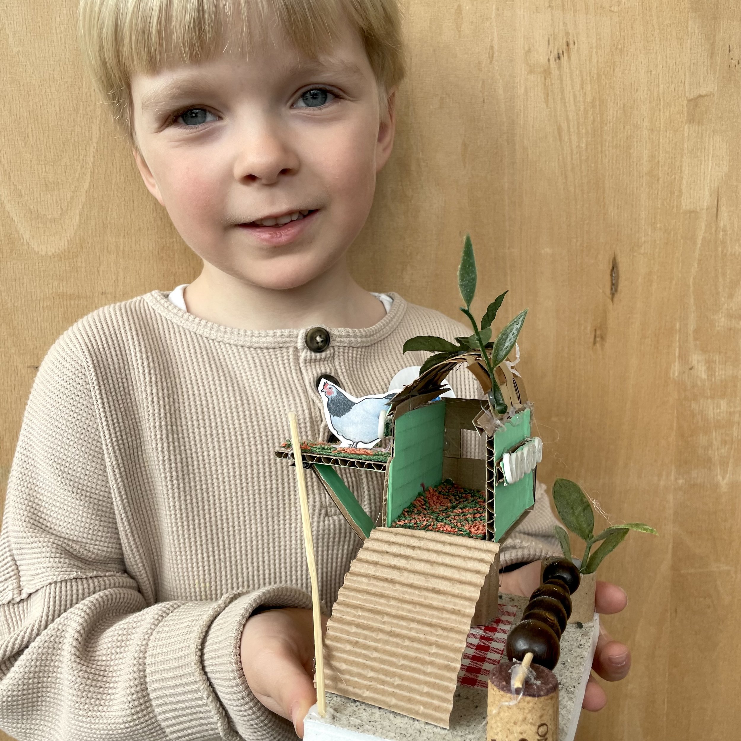         
  
     Fritt Flog i Torshavn    HVAD&nbsp;” BYG OG BO med høns”  HVOR&nbsp; Nordens Hus på Færøerne  HVORNÅR &nbsp;2024    I forbindelse med Fritt Flog Festivalen for børn og deres familier deltog All About A med fire arkitekturworkshops. M