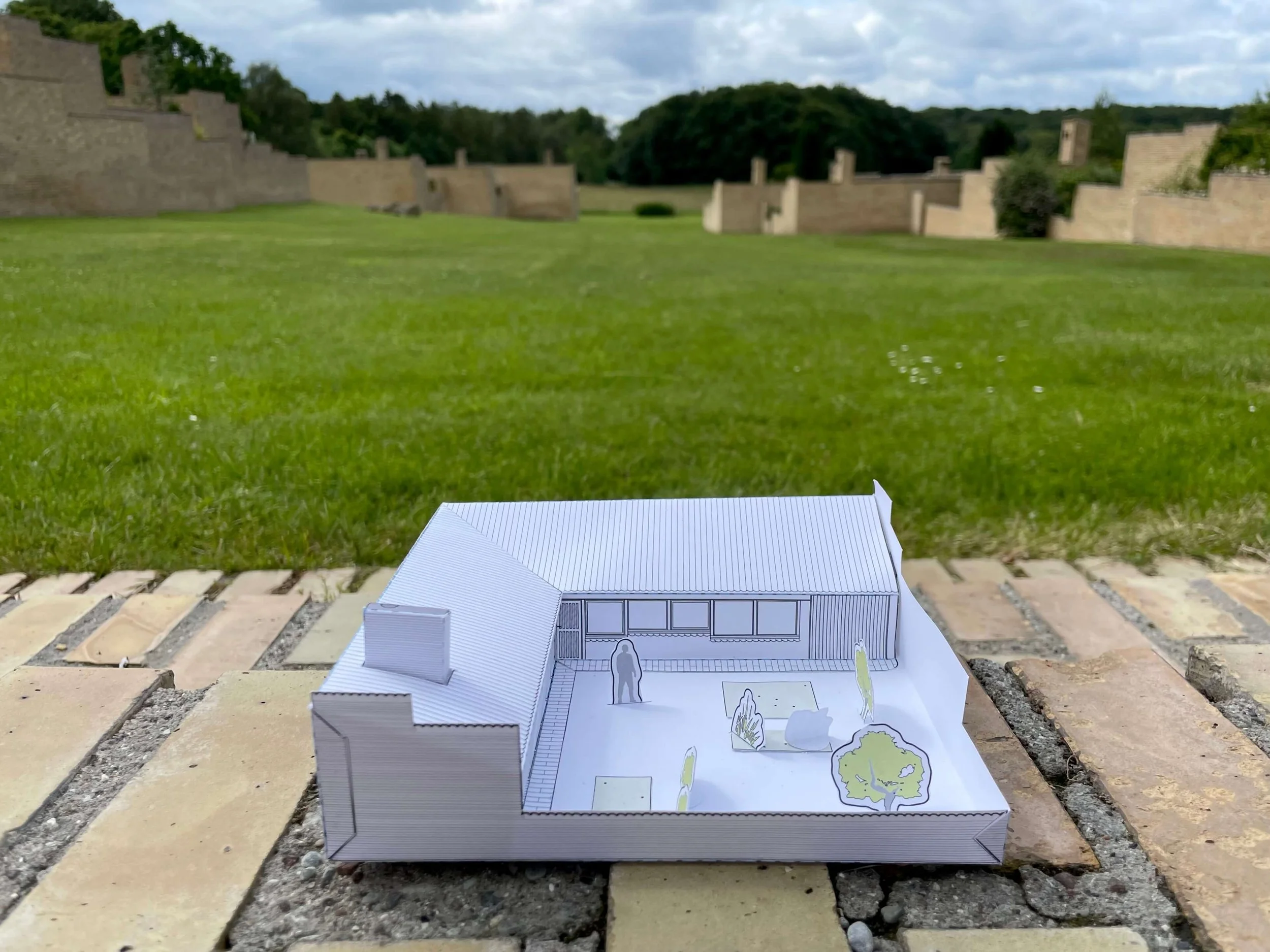       
  
     Museum Souvenir    HVAD&nbsp; Arkitektonisk klippeark  HVOR&nbsp;&nbsp; Utzon Museum Fredensborg  HVORNÅR &nbsp;2024 / 2025 / 2026  Et klassisk Fredensborg Hus designet af Utzon omsat til et 3D klippeark målrettet besøgende på Utzon Mu