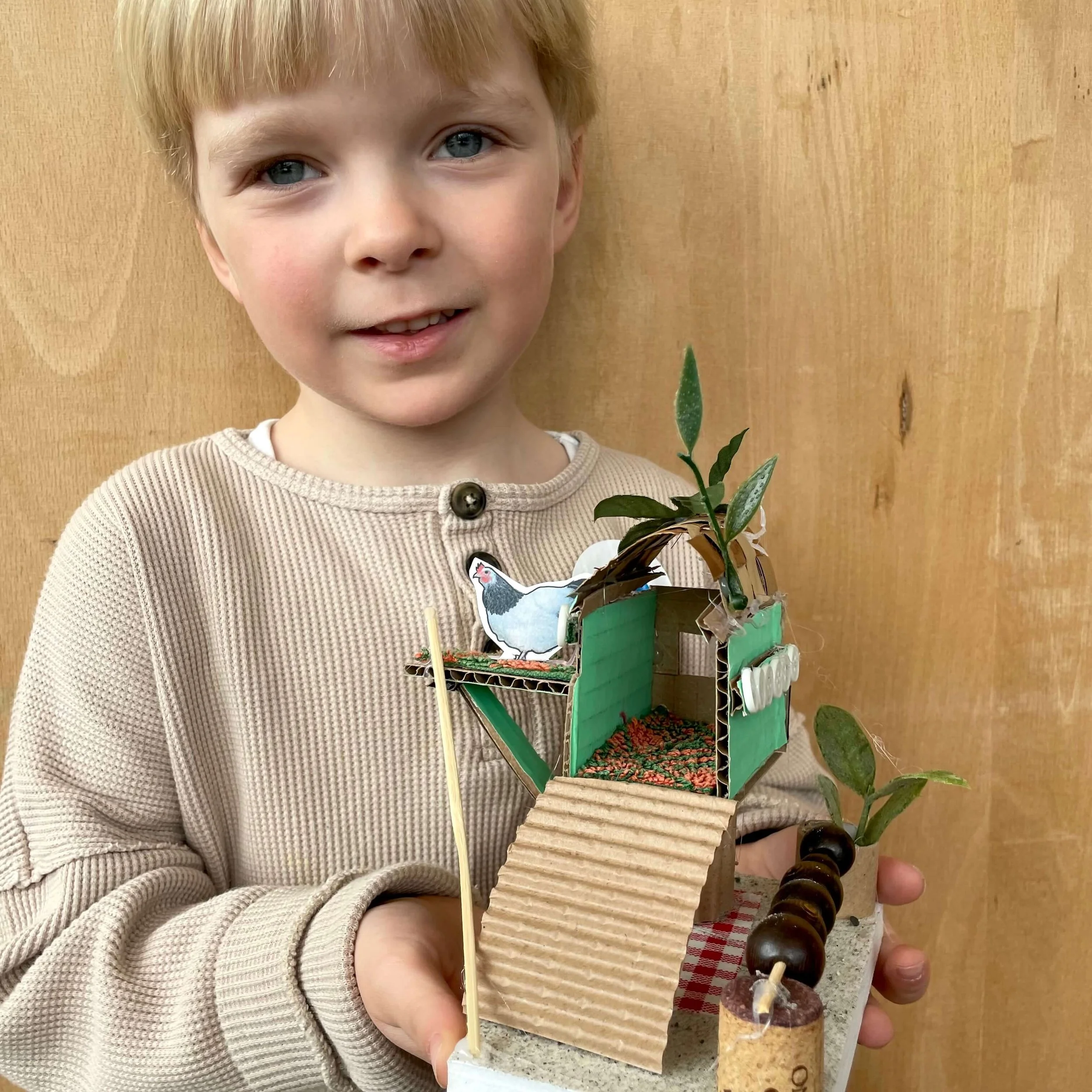         
  
     Fritt Flog i Torshavn    HVAD&nbsp;” BYG OG BO med høns”  HVOR&nbsp; Nordens Hus på Færøerne  HVORNÅR &nbsp;2024   I forbindelse med Fritt Flog Festivalen for børn og deres familier deltog All About A med fire arkitekturworkshops. Me