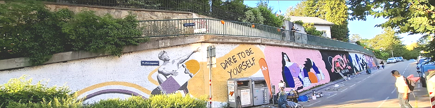 Wandmalerei mit verschiedenen Figuren und Texten, darunter 'DARE TO BE YOURSELF', an einer Straßenwand, mit Mülltonnen und Personen im Vordergrund.