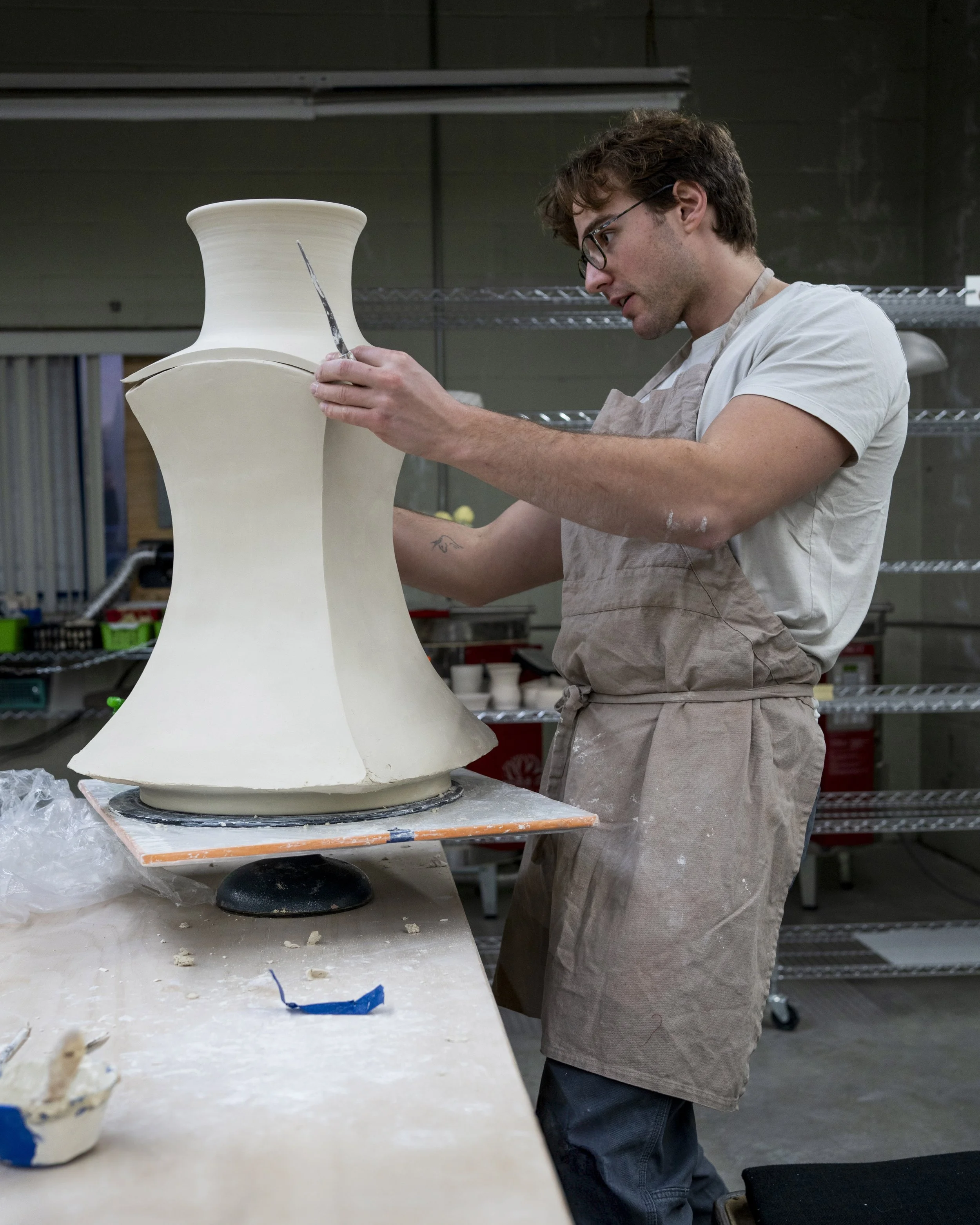 Jasper connects the neck and body of an albarello.