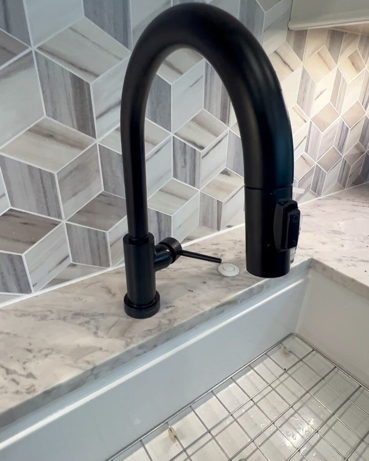 Simple, sleek, &amp; touch activated ✨ It&rsquo;s the little details that bring together a truly custom &amp; efficient kitchen. 

Contractor: @myhomerevision 
Designer: @the_design_haus 

#deltafaucet #bocchi #build #kitchendesign #kitchenremodel #b