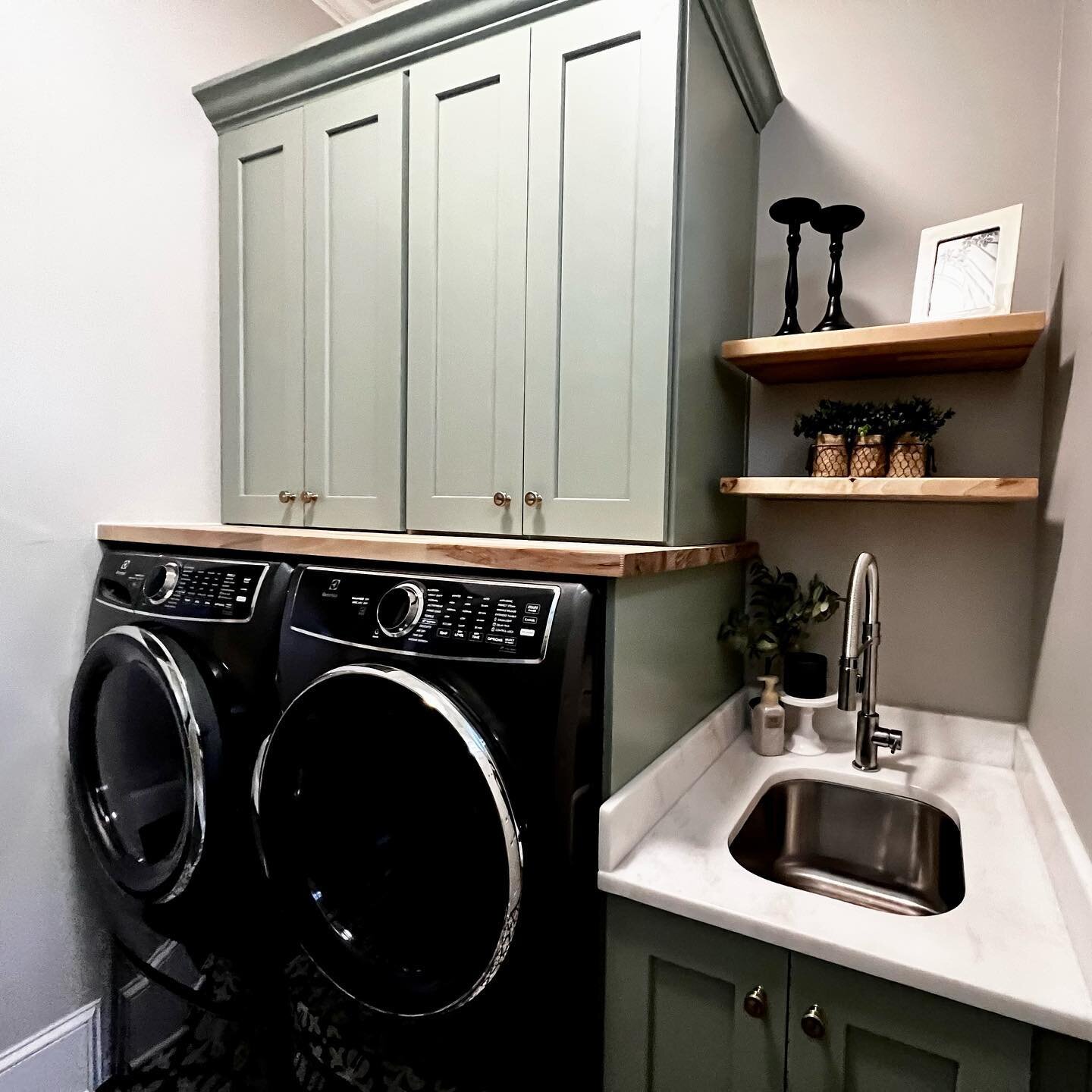 Swipe through to see this ✨STUNNING✨ laundry room transformation!