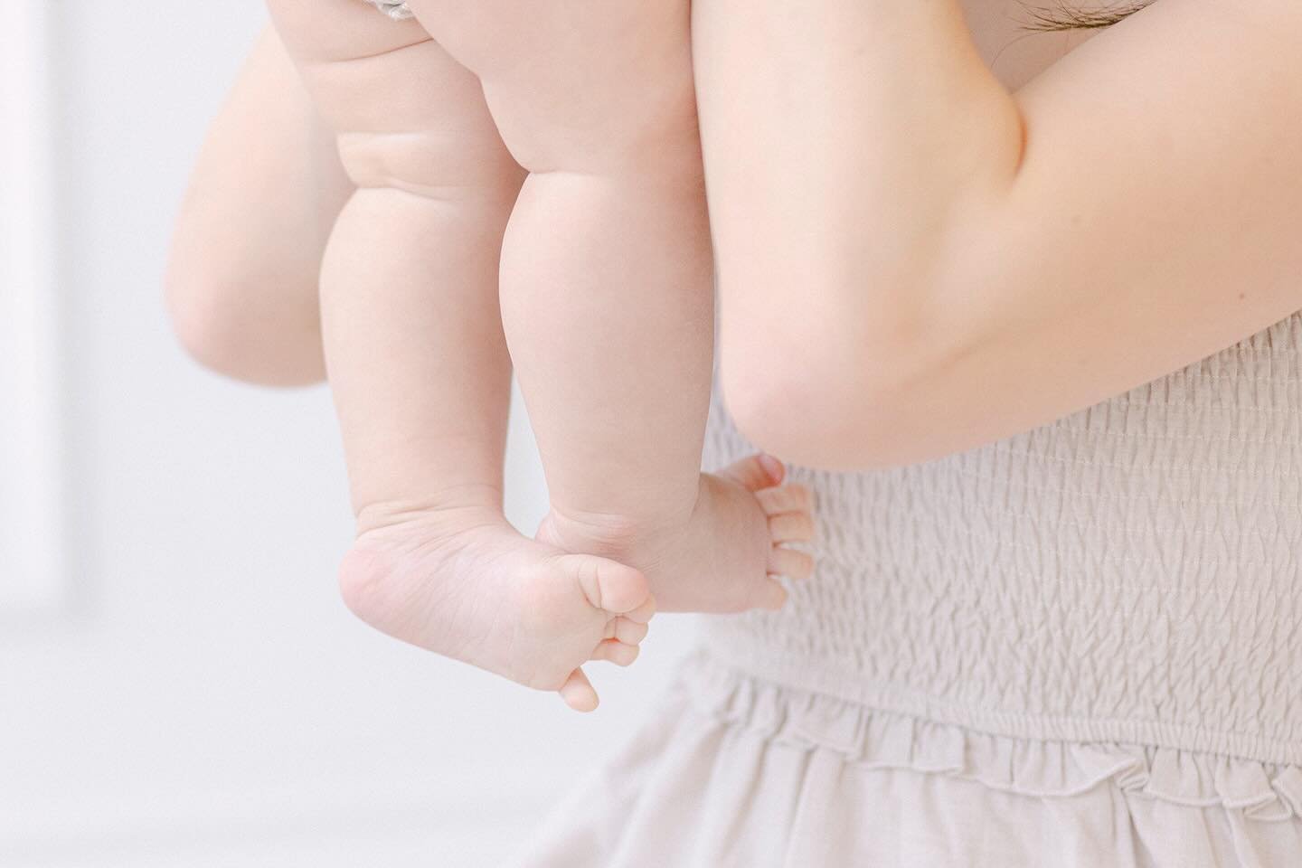 sweet little details ✨

#maternityphotographer #torontomaternityphotographer #torontofamilyphotographer #torontomoms #familyphotographer #gtaphotographer #oakvillephotographer 🤗#mississaugaphotographer #torontonewbornphotographer #naturallightphotog