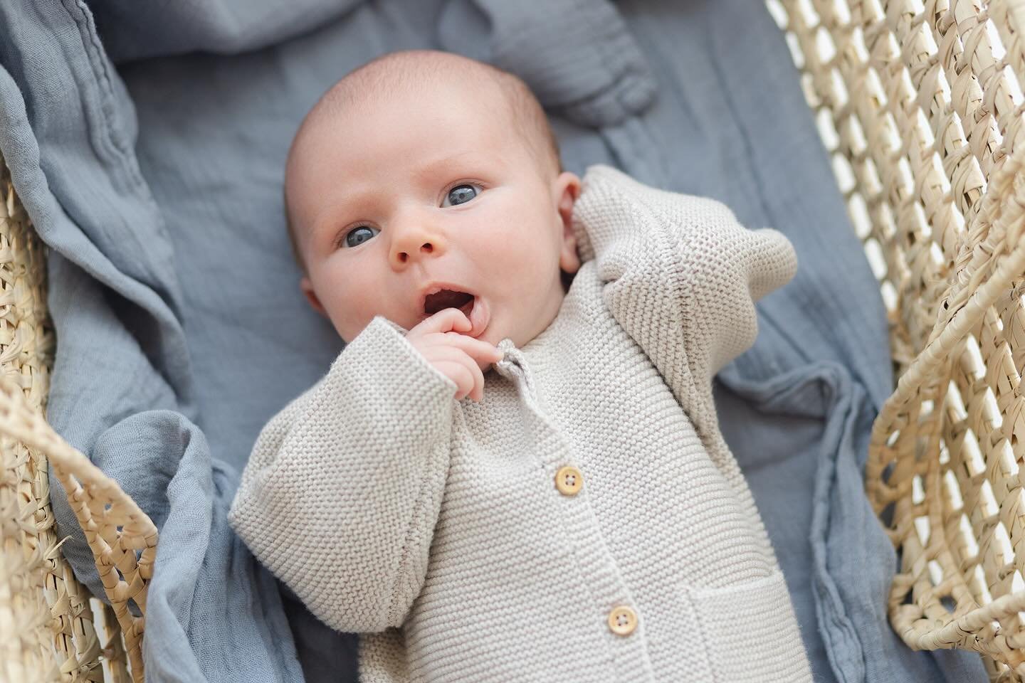 Some sweet &amp; cozy for your rainy Friday 💕
.
.
.
.
.

#maternityphotographer #torontomaternityphotographer #torontofamilyphotographer #torontomoms #familyphotographer #gtaphotographer #oakvillephotographer 🤗#mississaugaphotographer #torontonewbo