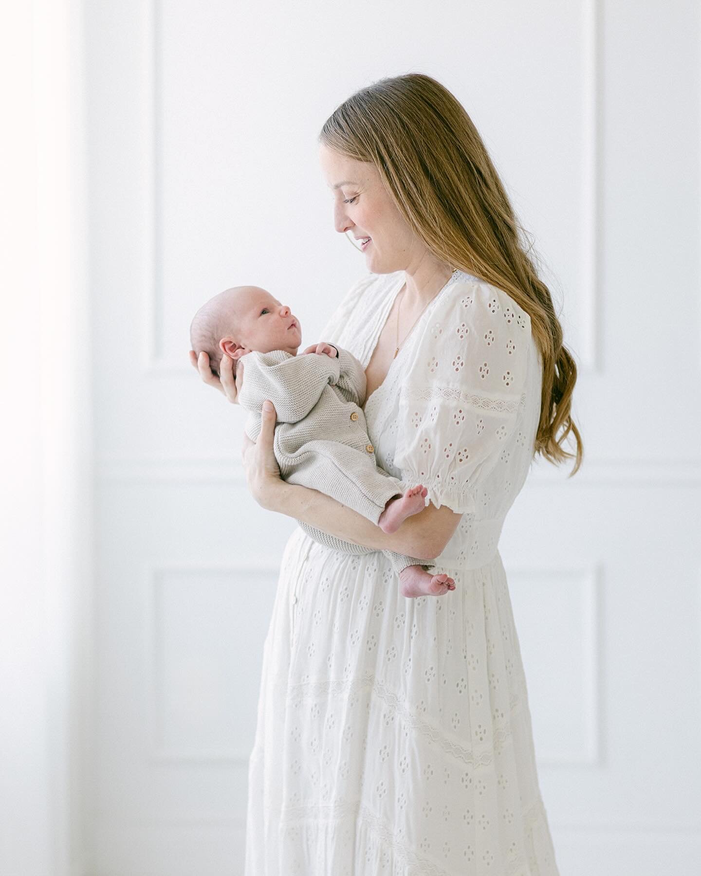 I will never ever get tired of photographing moms looking at their babies 💕

PS - I added 2 more spots for motherhood minis on April 27. Link in bio to book.