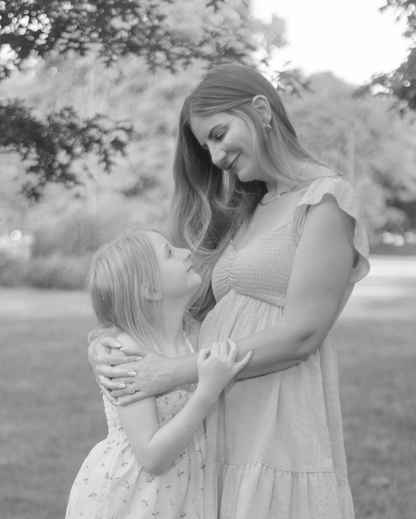 Neighbourhood strolls, everyday love &amp; moments that matter 🖤 Ready to tell your family's story? Let's make some magic together.  Booking for September/October.  Link in bio. 

Toronto Family Photographer | Toronto Family Photography | Family Mom