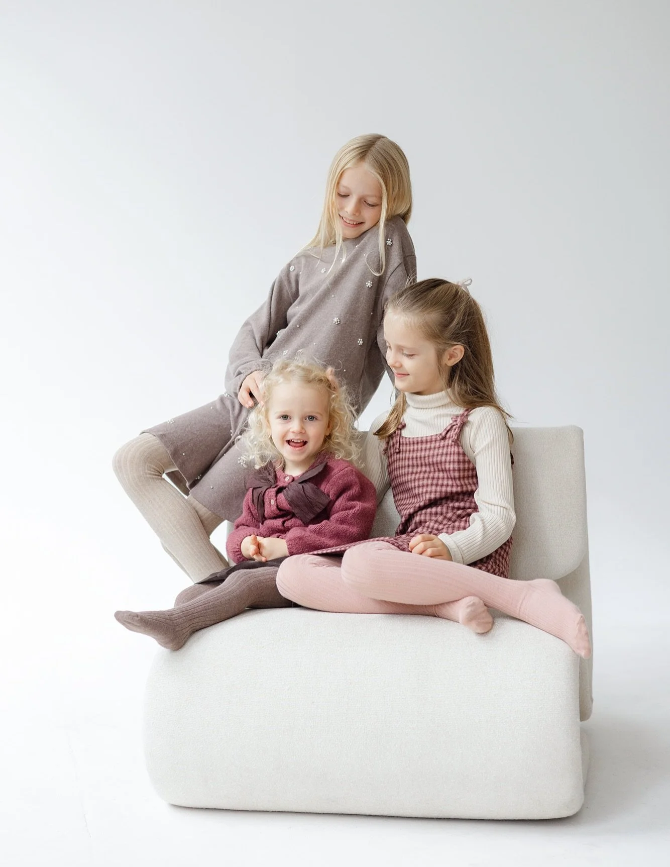 Sweet sisters in studio ✨
Do you dream of simple portraits that capture your family's unique personalities and connection?  I only have a few spots left for studio mini(malist) sessions on Feb 28th @akali.toronto in east Toronto.  Grab one while you 