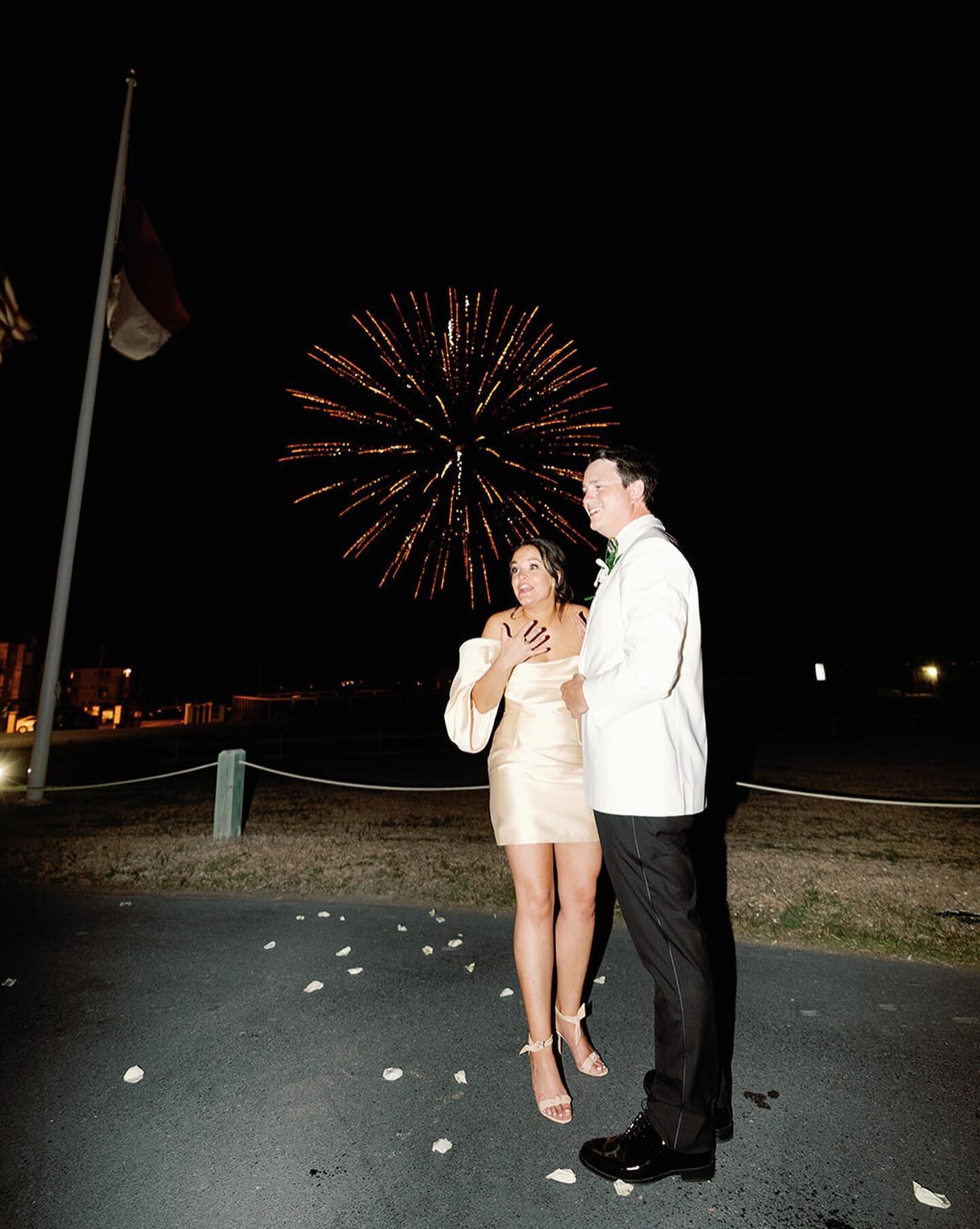 We love a firework finale (especially when it&rsquo;s a surprise!) 🎇 Wishing everyone a cheerful and safe 4th of July! 🇺🇸

#asouthernsoiree #destinationwedding #destinationweddingplanner #fireworks #weddingfireworks #beachwedding #coastalwedding #