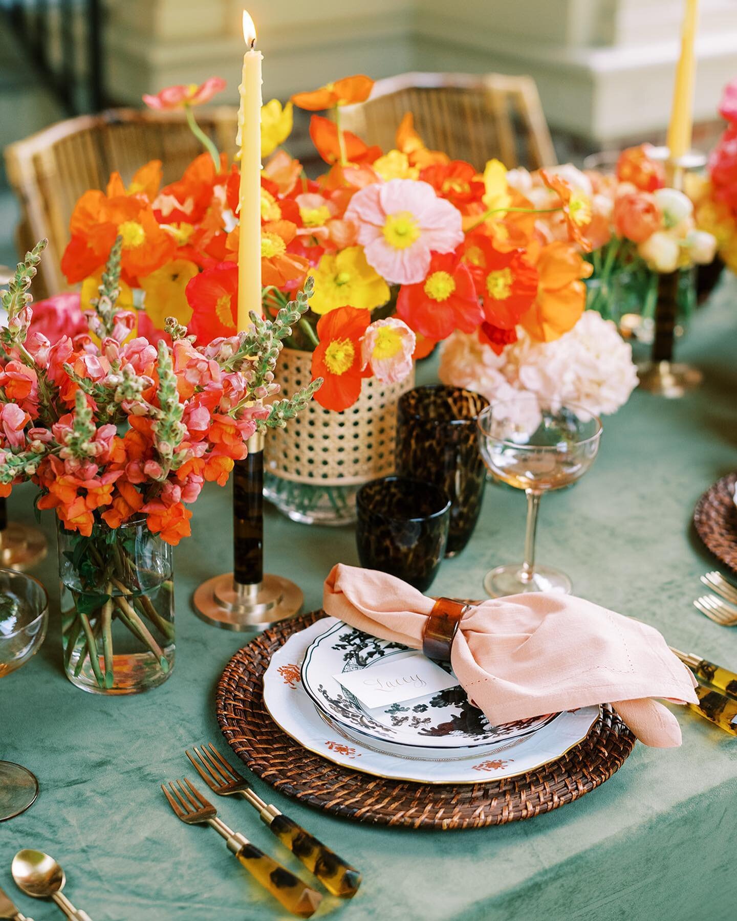 Tortoise and the flair 🐢✨

Which elements do we prioritize to curate the most exquisite tablescapes?

Full placesettings that incorporate textures and coordinating patterns, layered onto high quality linens. To elevate things a step further, we love