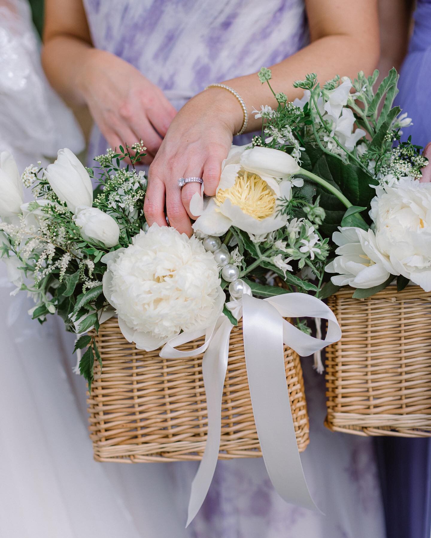 Saw *the* reel and knew the bridesmaid purse look was perfect for this garden ceremony back in April! Of course we had to jazz it up a bit, so we sourced a version with pearl handles. 🤍 (Note, it was a week out and the scramble to make this happen w