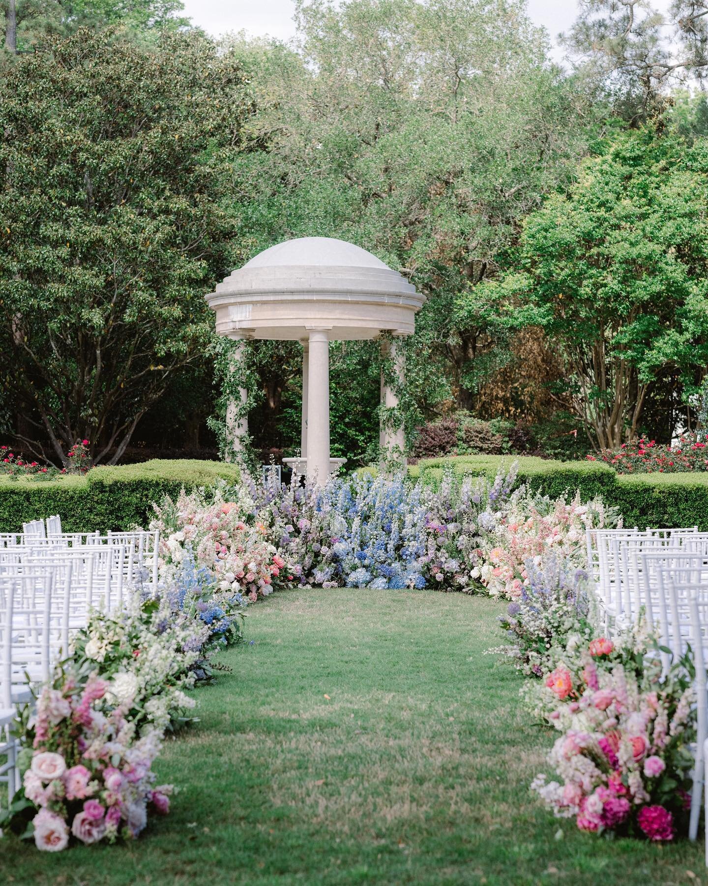 Still so delighted with this ceremony design. 🌸

Beyond the spectacular florals, the front rows were arranged as runway style seating for immediate family and ribbons in the tree at the back of the ceremony lawn made it that much more enchanting. Th