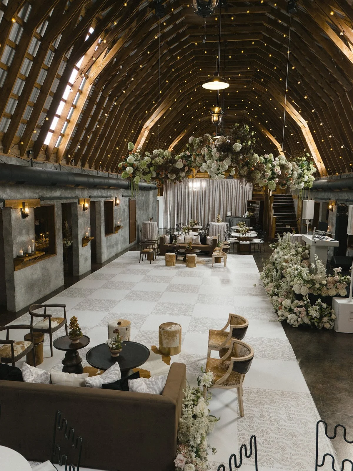 Western influence, without the clich&eacute;s.

The warmth and character of the @overlookbarn paired with lush florals, tailored furnishings, and Western design cues that felt elegant and unexpected.
.
.
.
Planning &amp; Design @elizabethflakeevents

