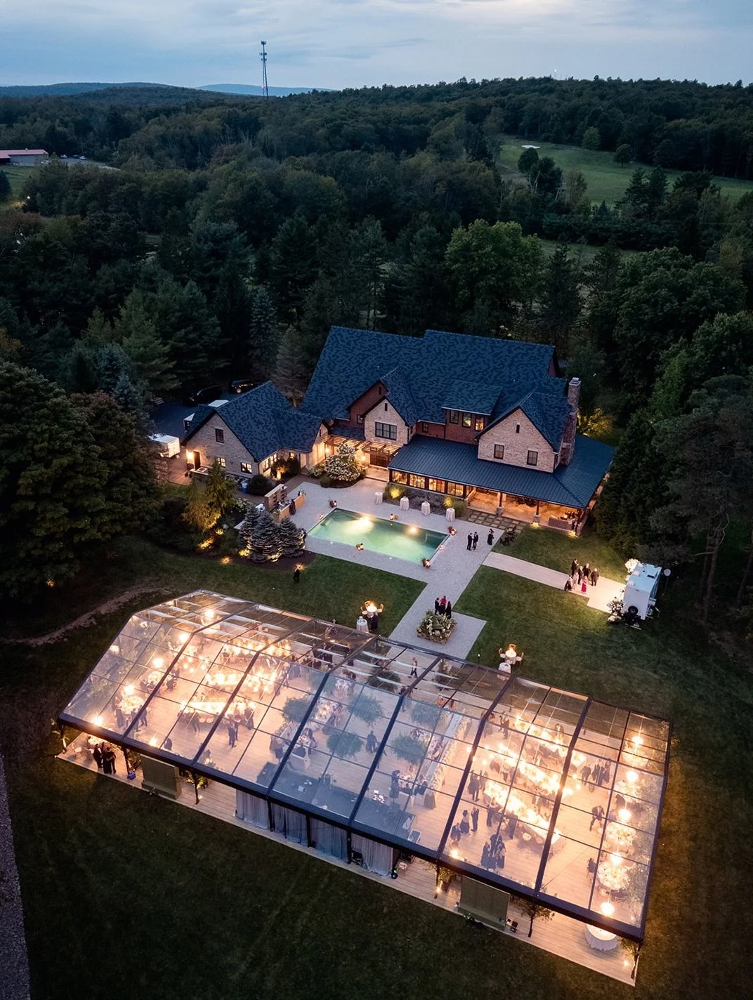 Elizabeth and Nick&rsquo;s wedding day, told through the moments that set the scene and the details that brought it to life.

Elizabeth&rsquo;s childhood home served as the backdrop for a celebration that felt grounded and deeply personal in its quie