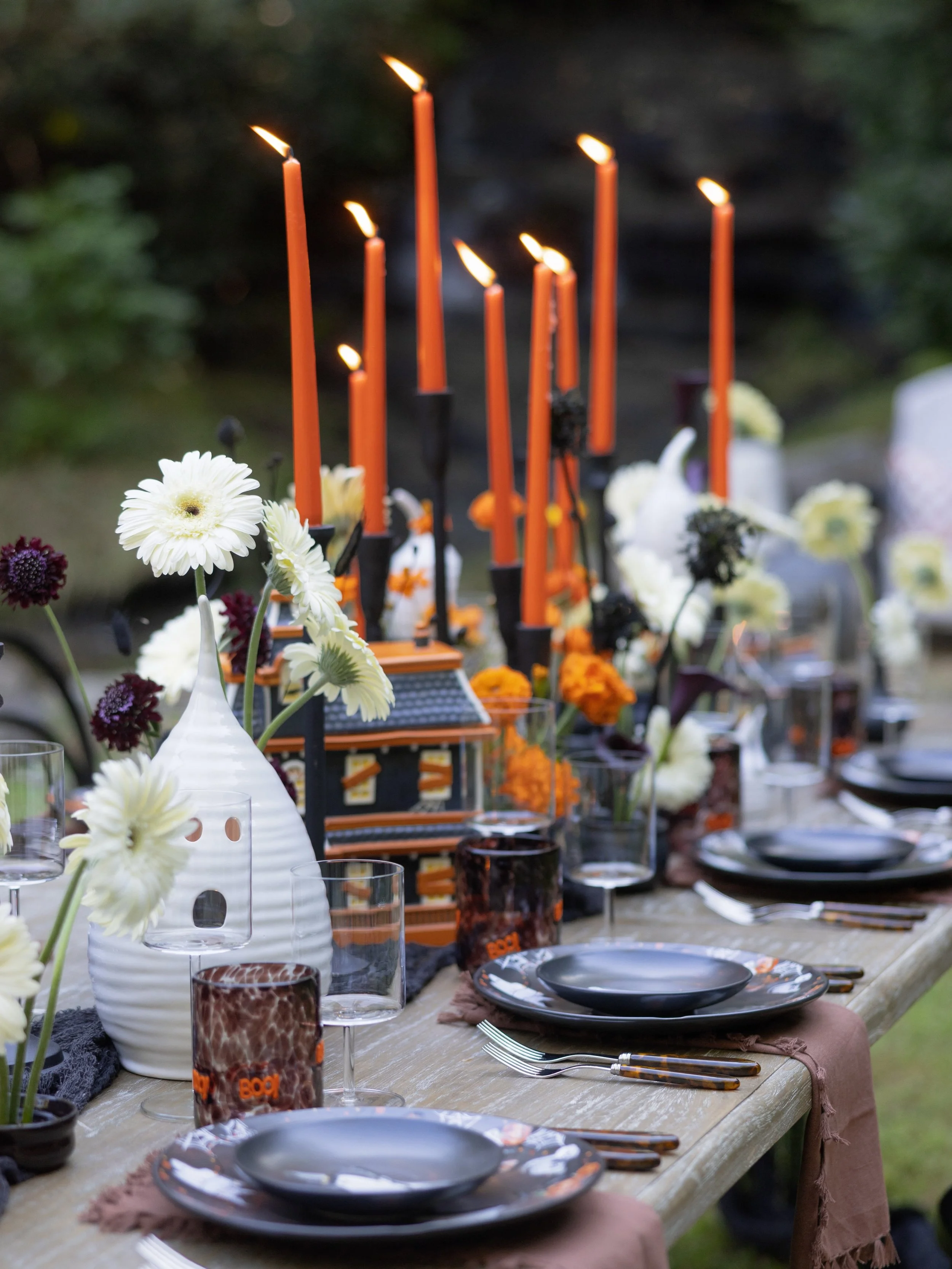 A little haunting, but make it haute. Halloween, our kind of way. Here&rsquo;s to weekend full of tricks and treats! 🎃👻🖤

Planning &amp; Design @ElizabethFlakeEvents
Venue @Flatmountainfarm
Photography @michellelyerly
Florals @oncegathered
Rentals