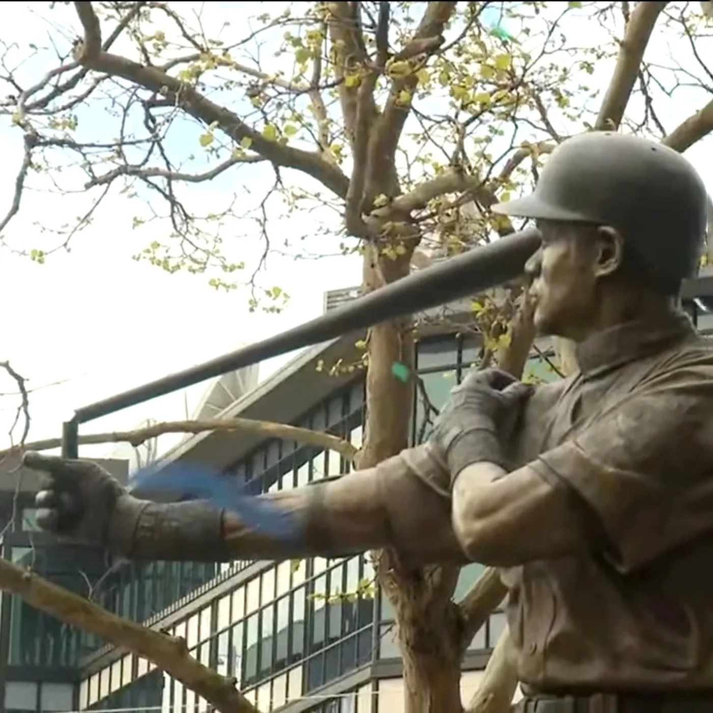 Photo of a statue of Ichiro Suzuki  with a broken bat