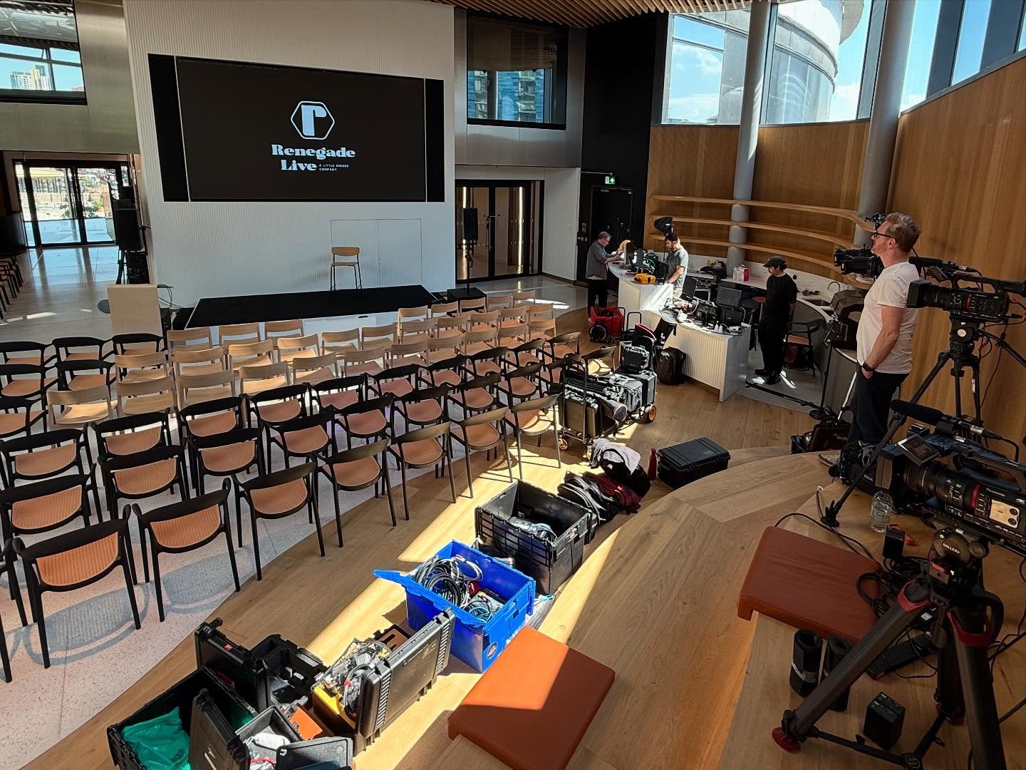 Last week @littlegingerfilms and @renegade.live had the privilege of providing full production services for @sharkninja on their major Town Hall Event at The Light Box in Battersea. 

This included management of Powerpoint and VT playout, Lighting, s