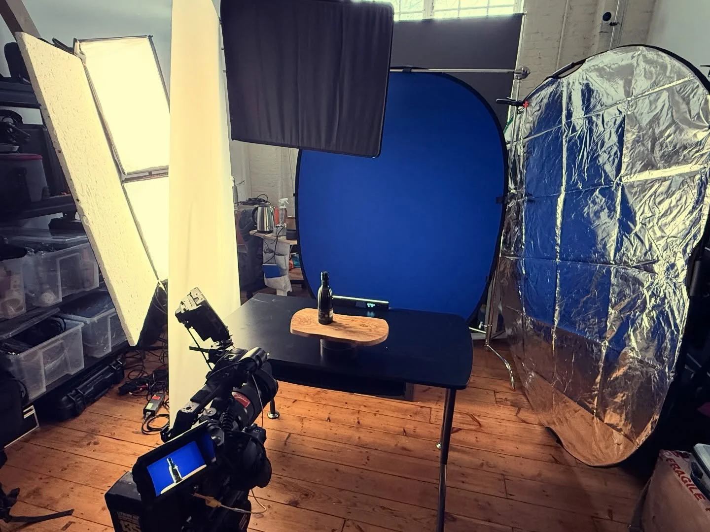 Fun shooting pack shots in the office today for the one and only @theenglisholiveco 

#dop #oliveoil #commercialfilmmaking #productphotography #productcinematography