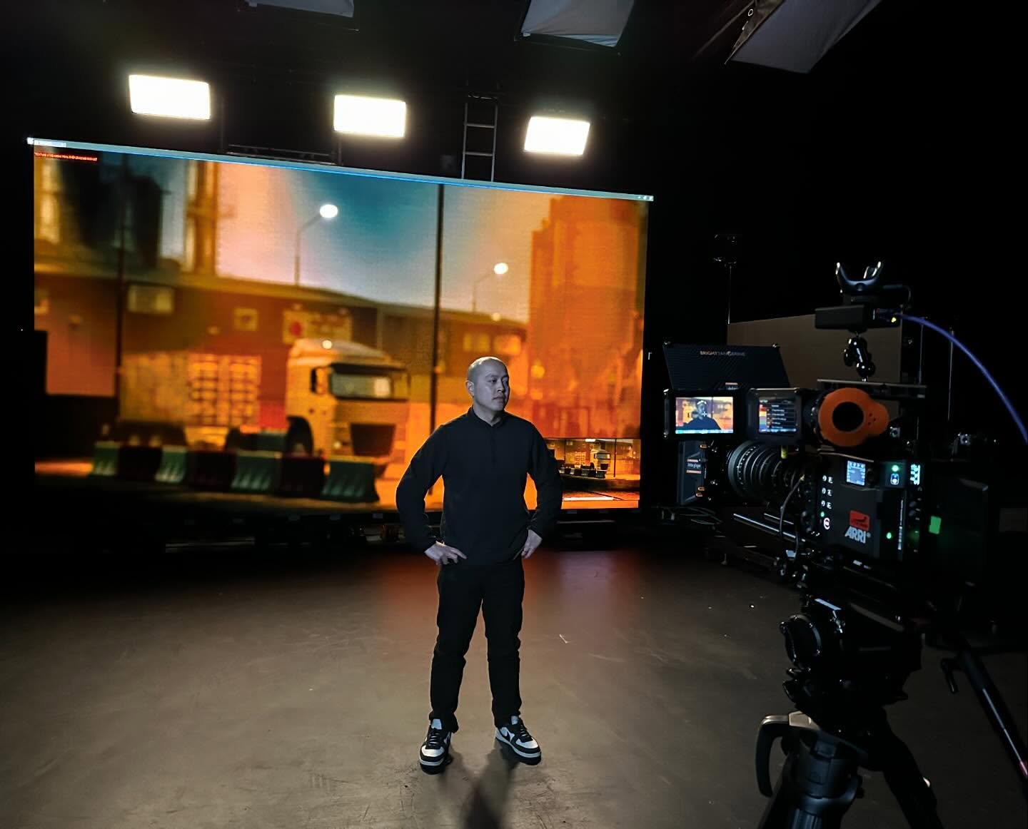 Had an absolute blast today mucking about with Raymond from @ramazstudios.  Trying out their amazing virtual production volume with our Alexa 35. 

#alexa35 #arri #virtualproduction #unreal #dop #filmstudio #setlife #cinematography #filmmaking #angen