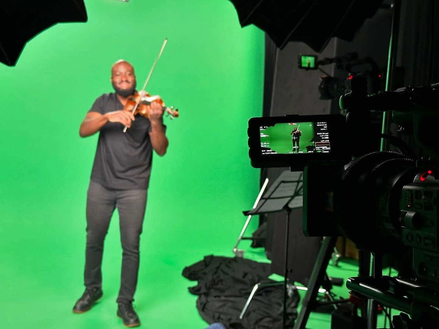 It was great fun DPing this green screen shoot a few weeks ago directed by @rickdooley with a gang of lovely musicians.

Using MimoLive running on a MacBook Pro allowed us to generate a live key preview of both cameras providing confidence and making