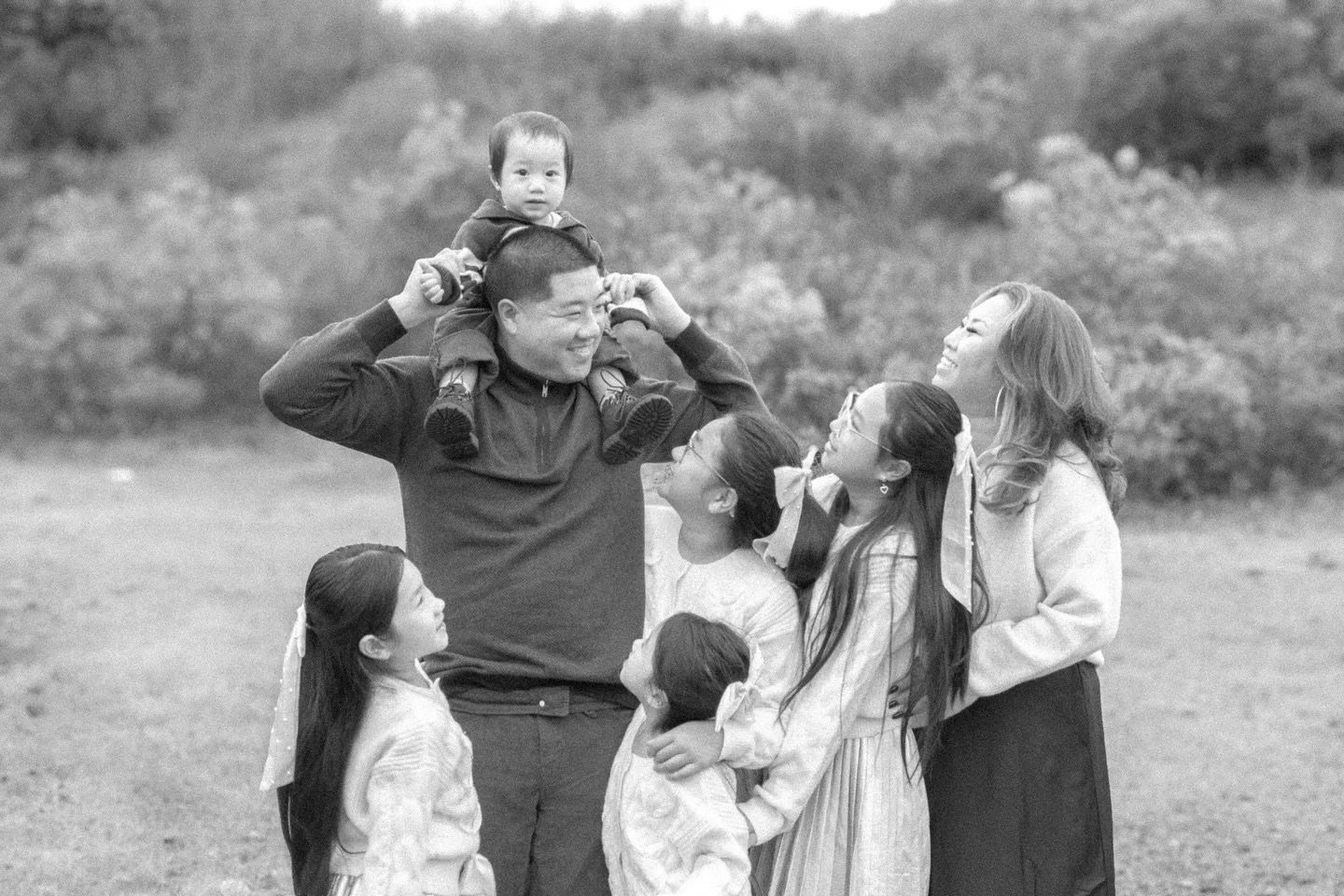 This fall mini session was a pallette of warm tones, soft textures, and gentle chaos &mdash;  The kind that only a big family knows so well.

5 personalities, each luminous in their own way, weaving together something timeless. 

Here&rsquo;s to fami