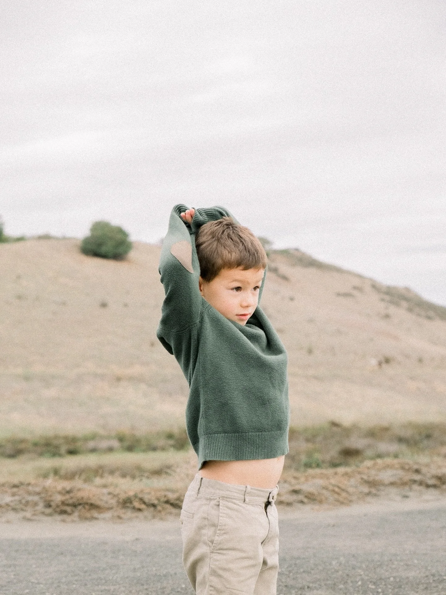 A fall afternoon by the bay - there&rsquo;s a soft poetry in childhood, the kind that shows up when no one&rsquo;s asking them to smile. 

-
.

.
.

#BayAreaPhotographer
#SanFranciscoPhotographer
#pleasantonfamilyphotographer 
#SouthBayPhotographer
#