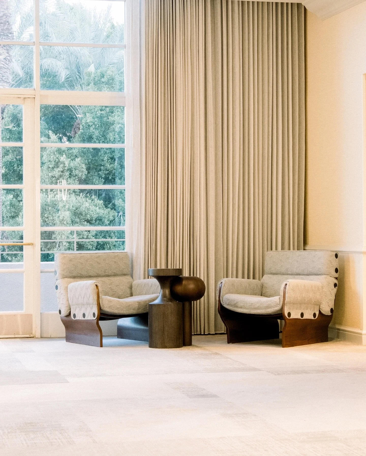 Wherever we go, the light tells a new story.
From quiet @hyattindianwells hotel mornings - beauty is always waiting to be noticed.

.
.
.
.
#luxuryhotelsworld #luxuryresort #hotelphotography #resortphotography #travelphotographer #luxurytravel #hotel