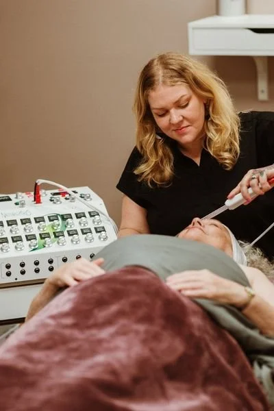 Anna using microcurrent to do a signature sculpting facial