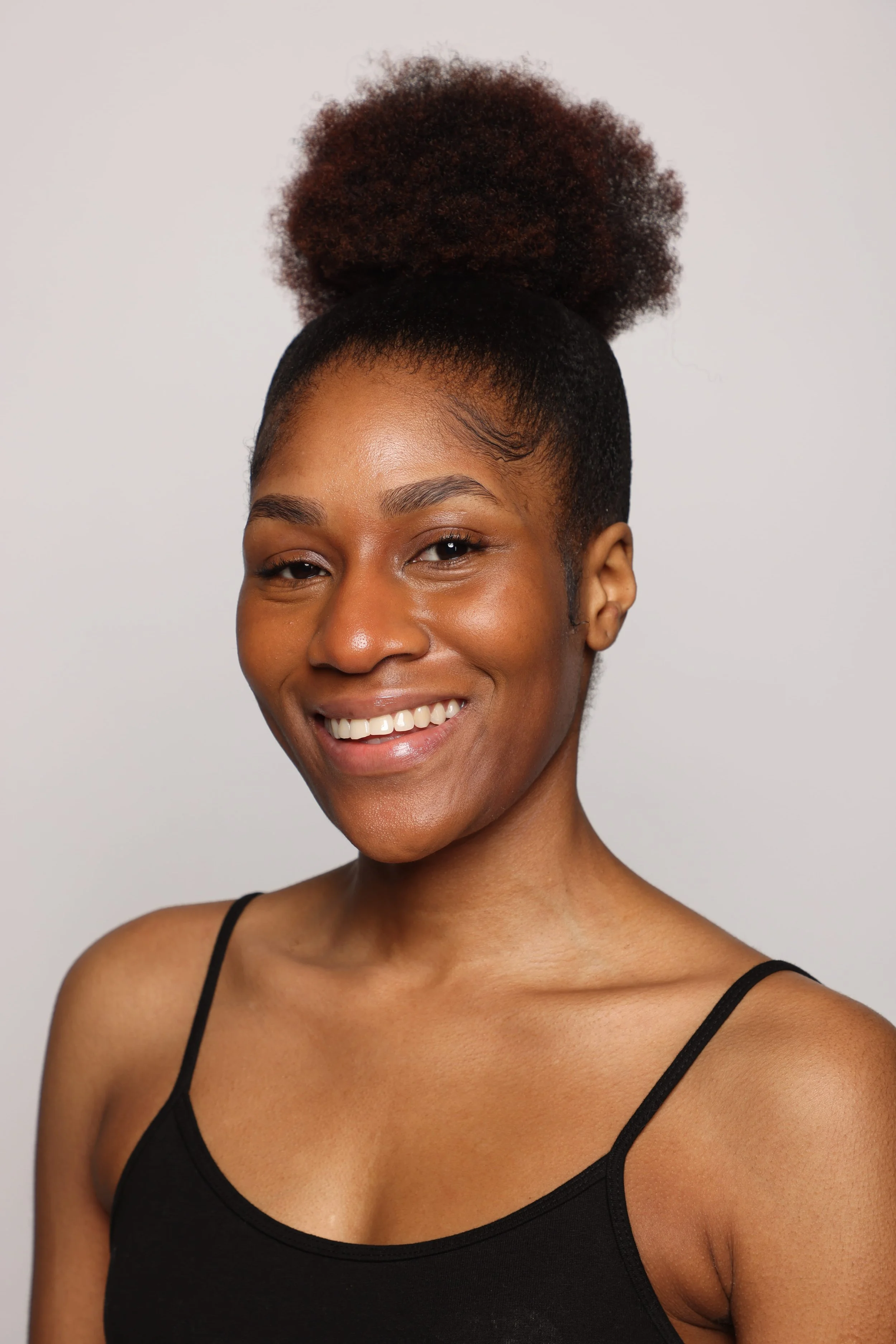 woman black tshirt blue jean smiling5.jpg