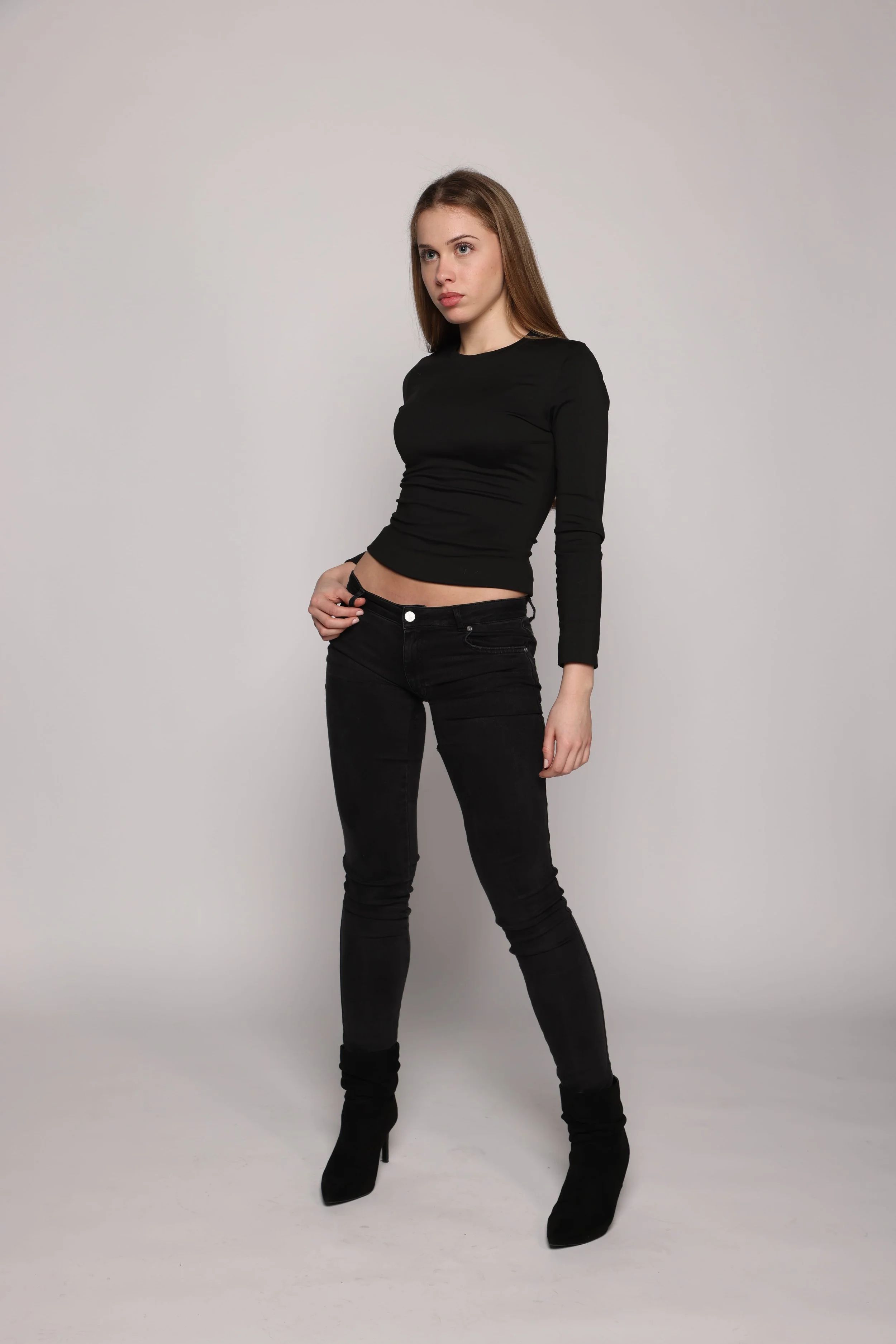 woman black tshirt black jean smiling6.jpg