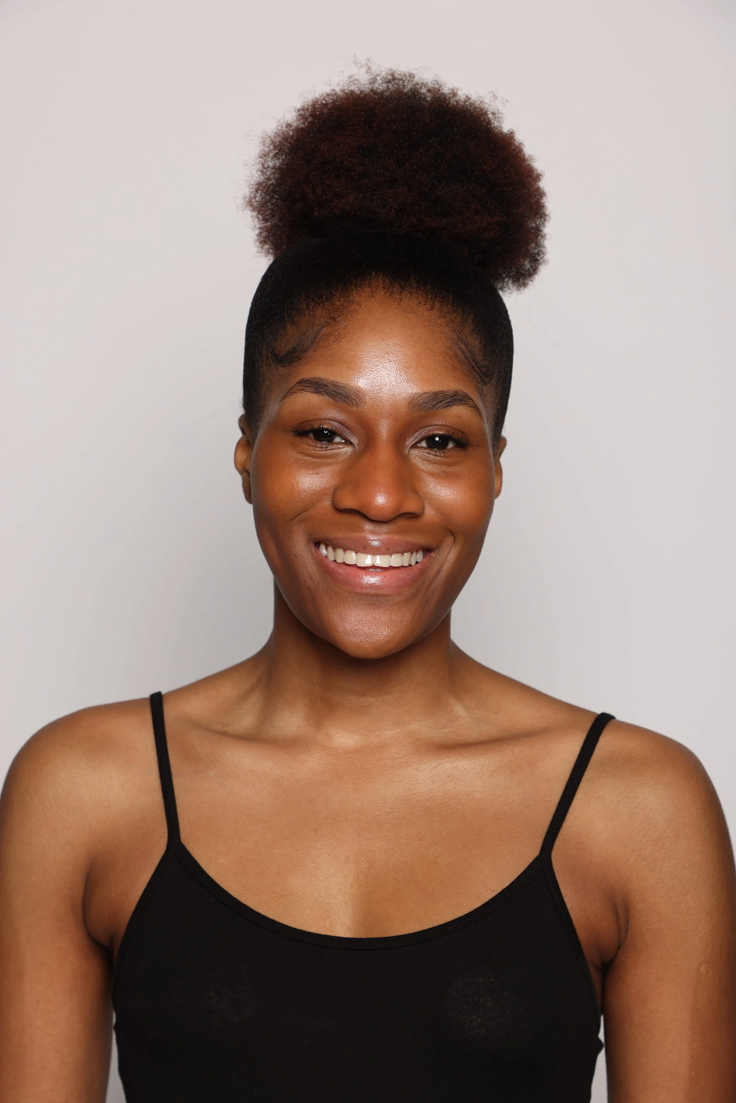 woman black tshirt blue jean smiling4.jpg