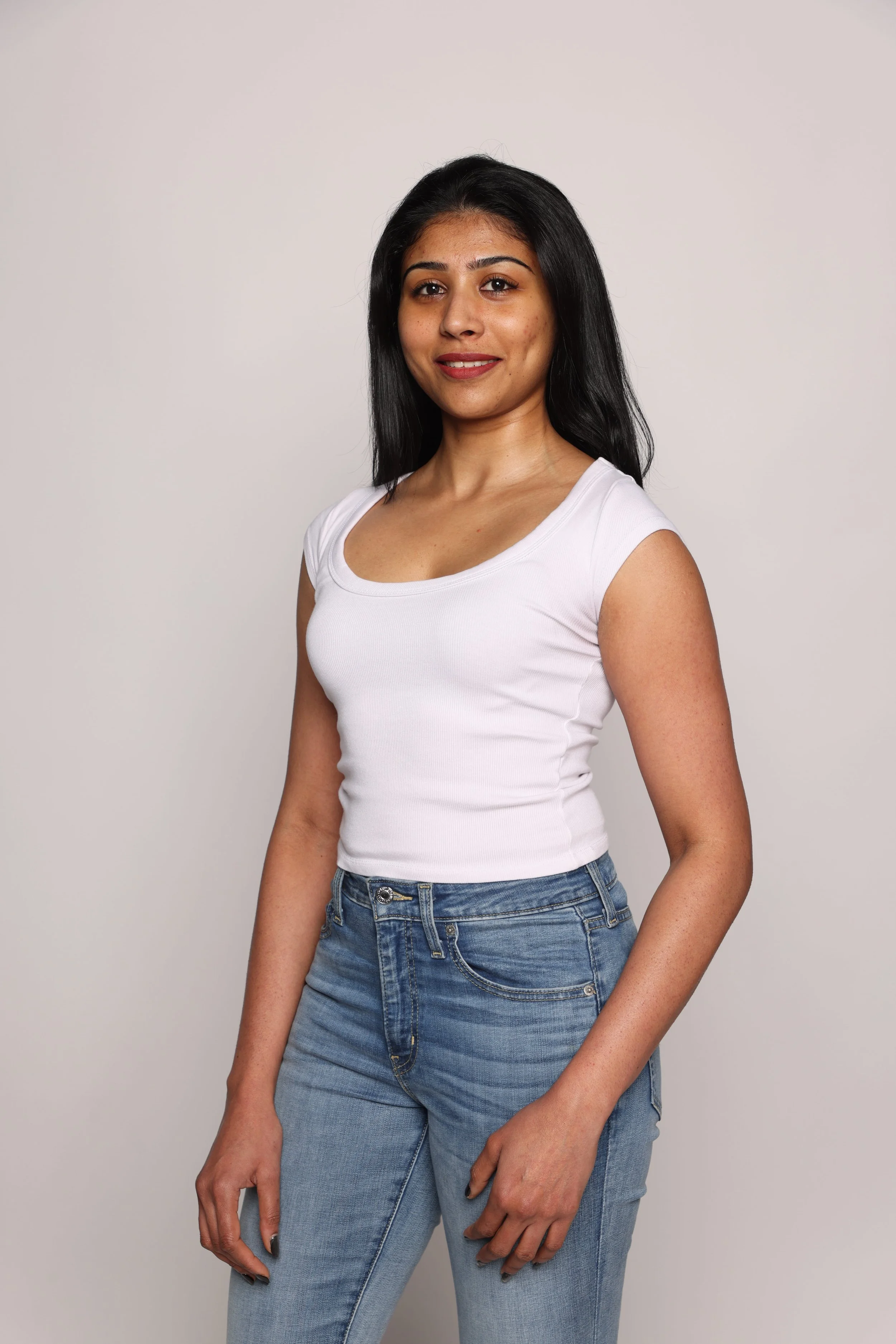 woman white tshirt blue jean smiling4.jpg