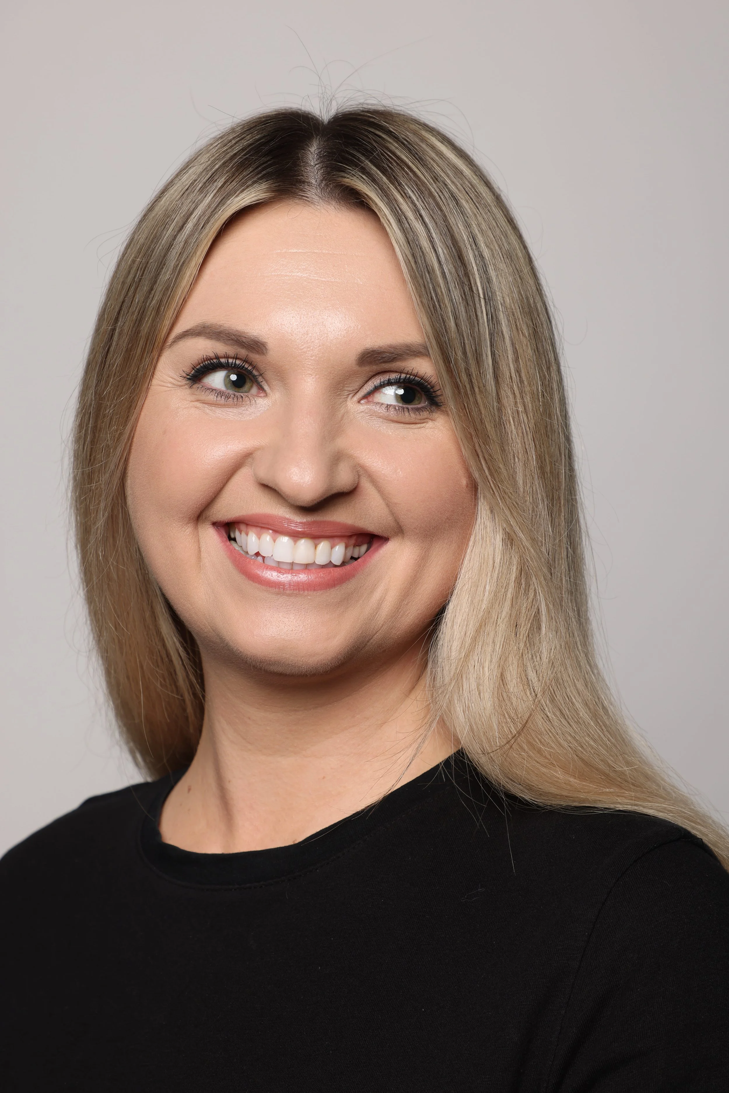 blonde woman black tshirt black jean smiling5.jpg