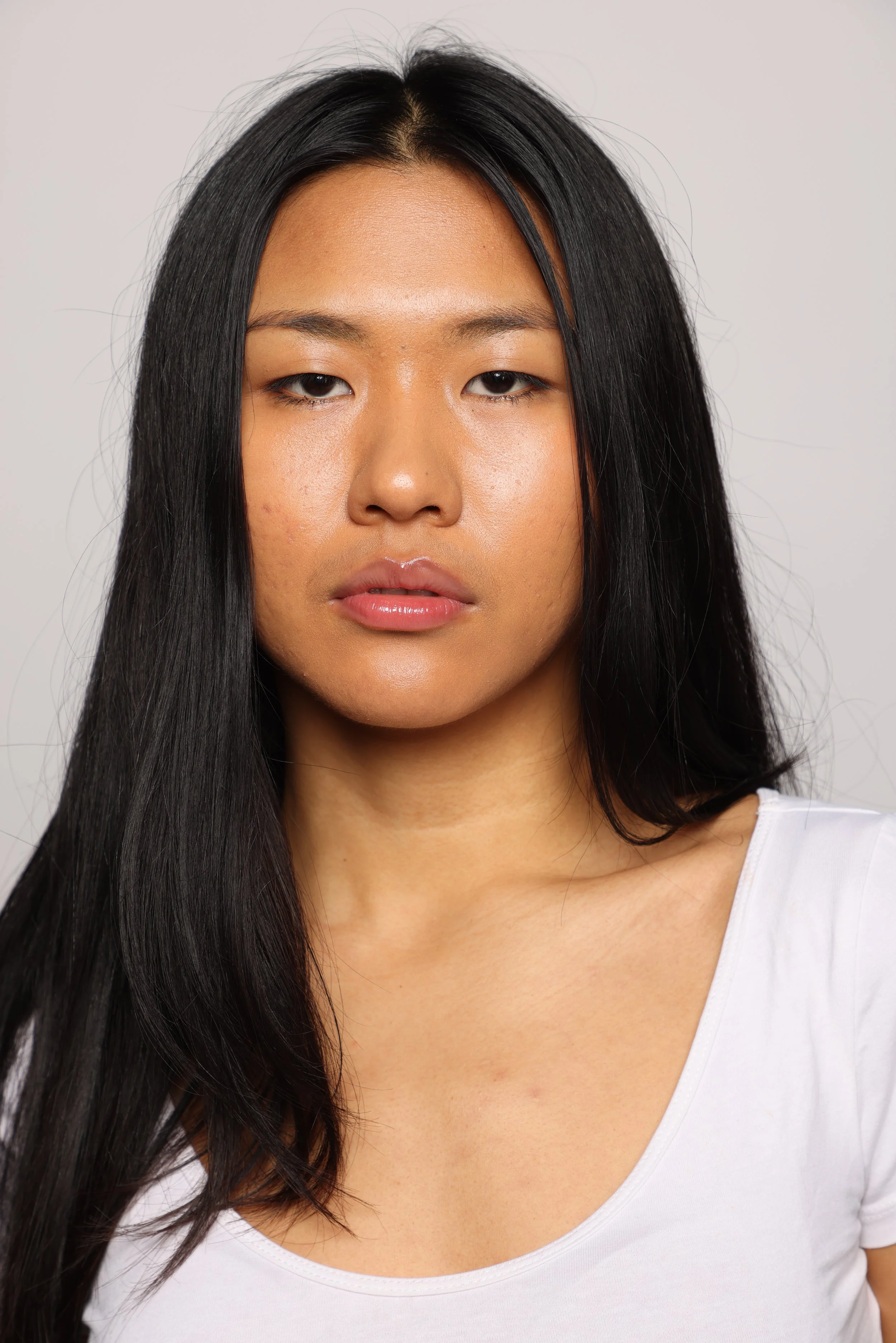 woman white tshirt blue jean smiling5.jpg