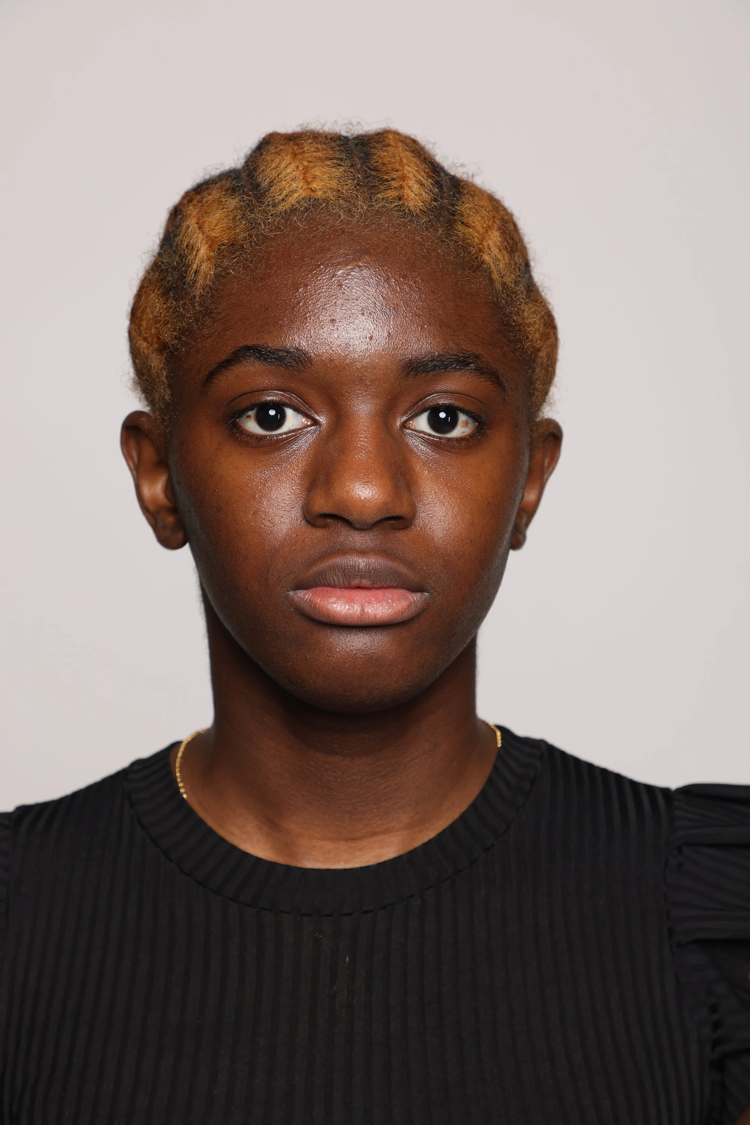 woman black tshirt blue jean smiling5.jpg