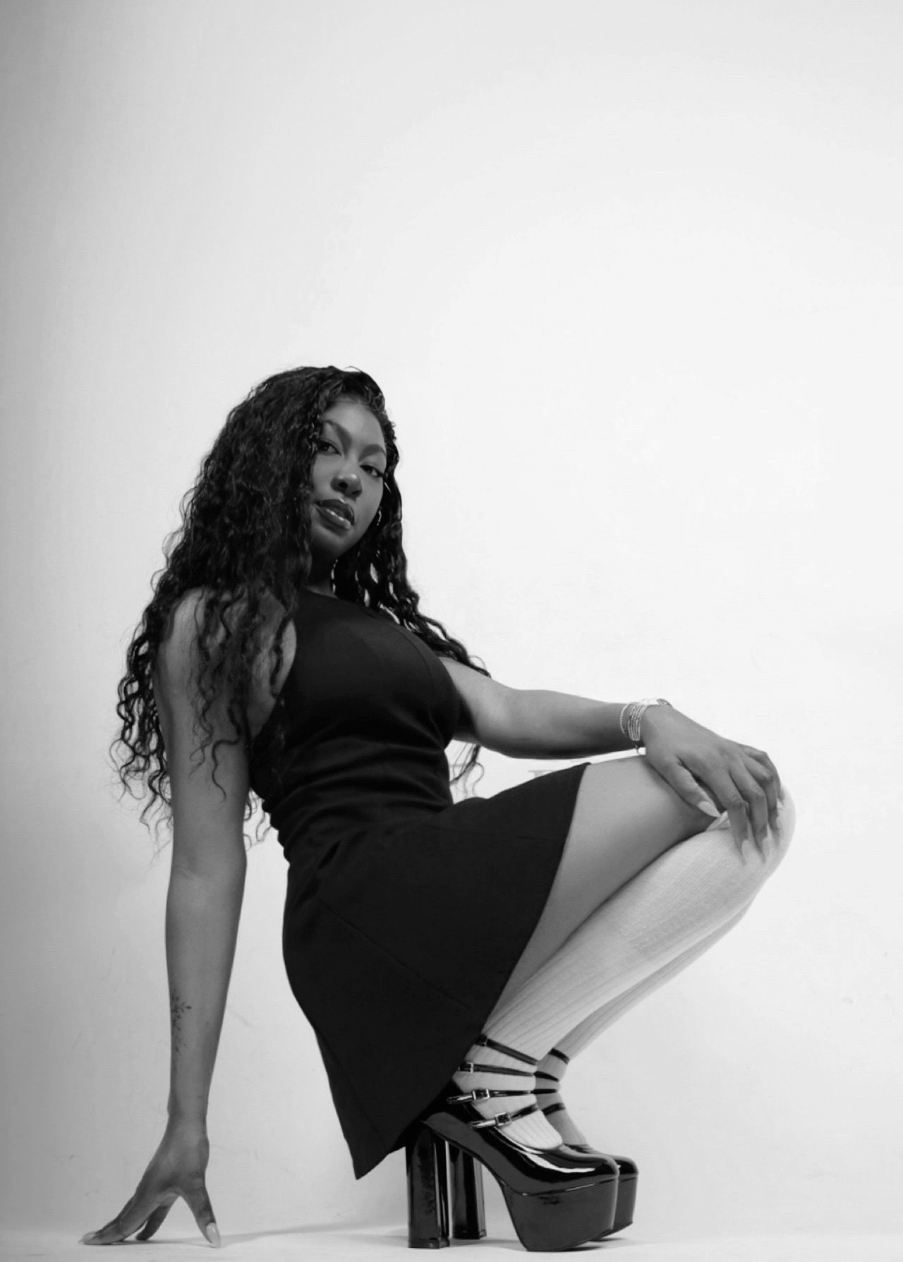 Jessica Female Model Posing In Studio (2).jpeg