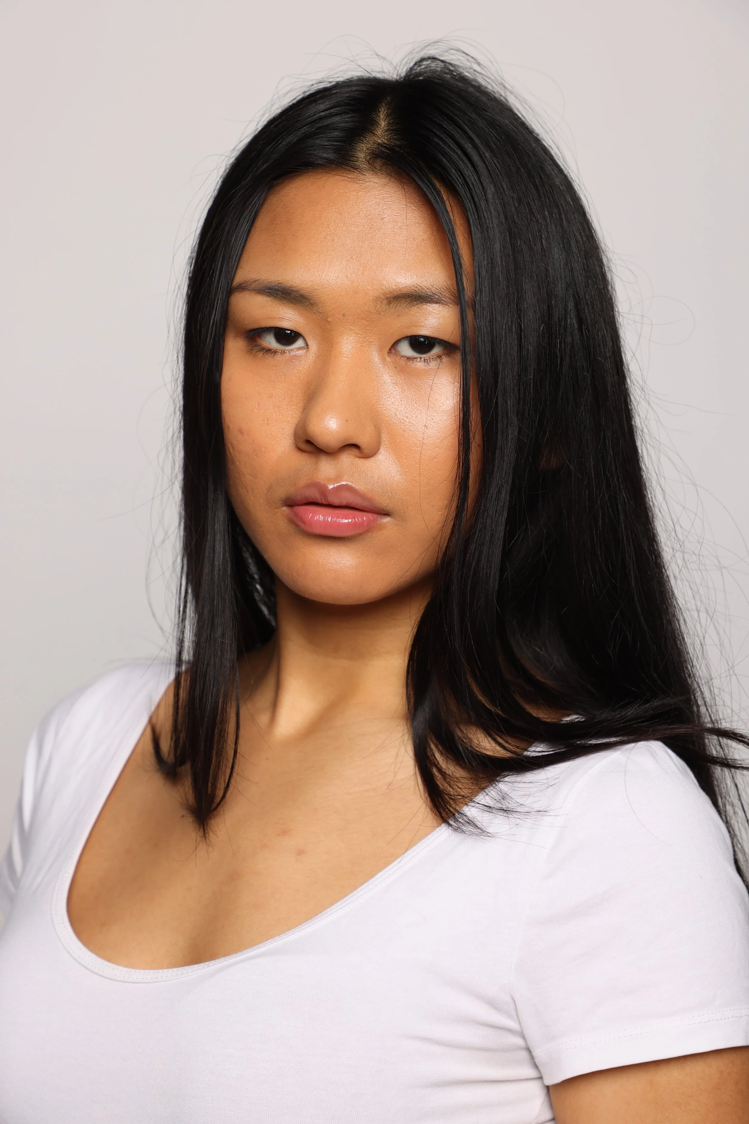 woman white tshirt blue jean smiling4.jpg