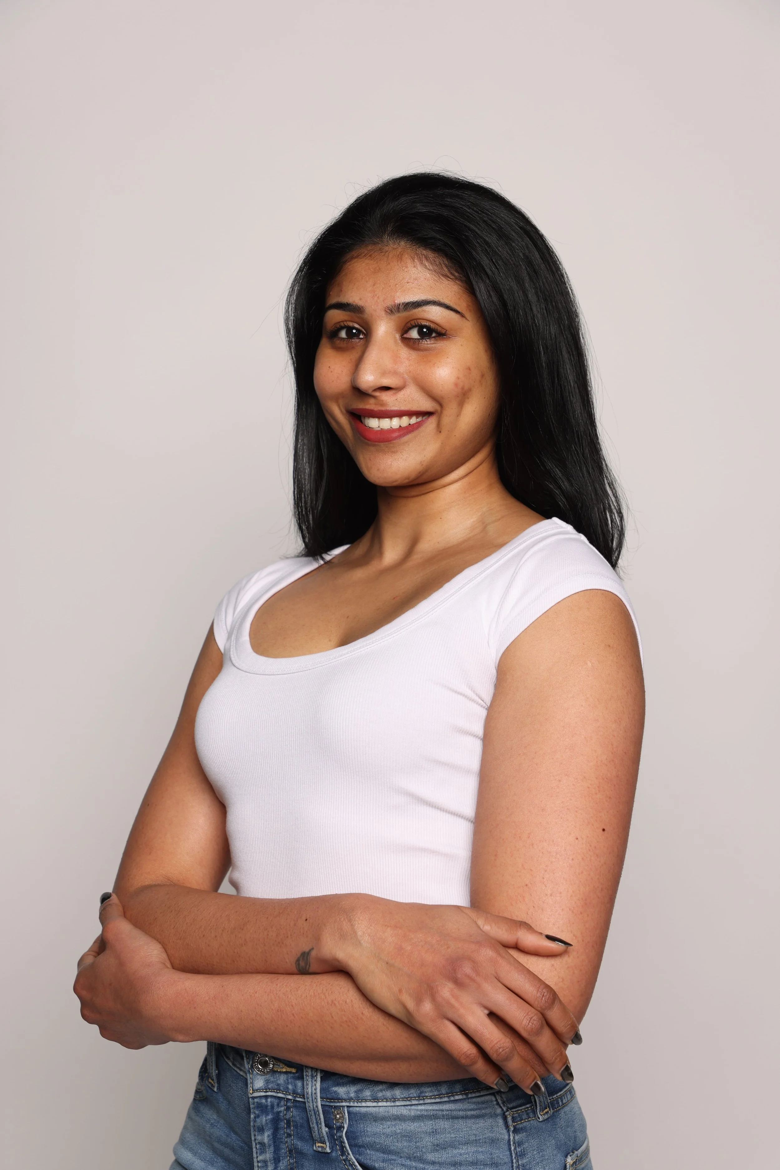 woman white tshirt blue jean smiling3.jpg