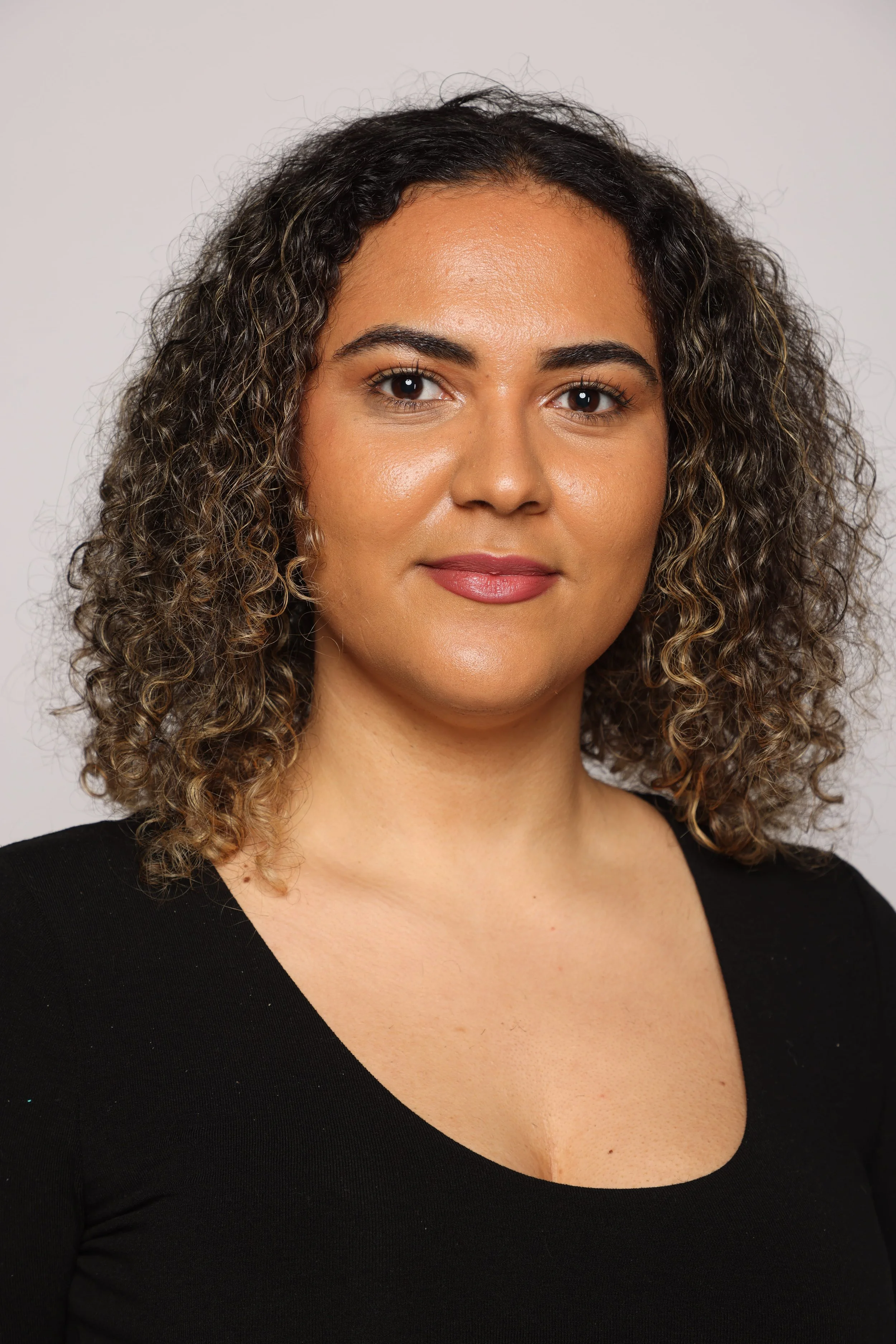 long hair woman black tshirt blue jean smiling4.jpg