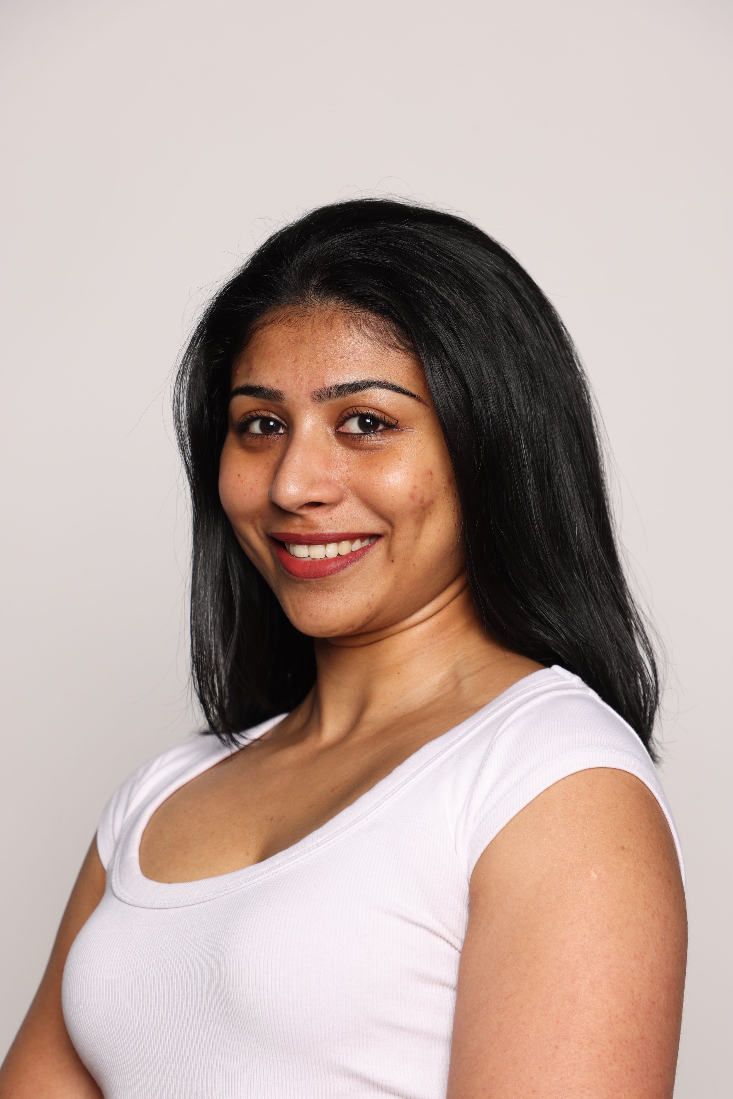 woman white tshirt blue jean smiling5.jpg