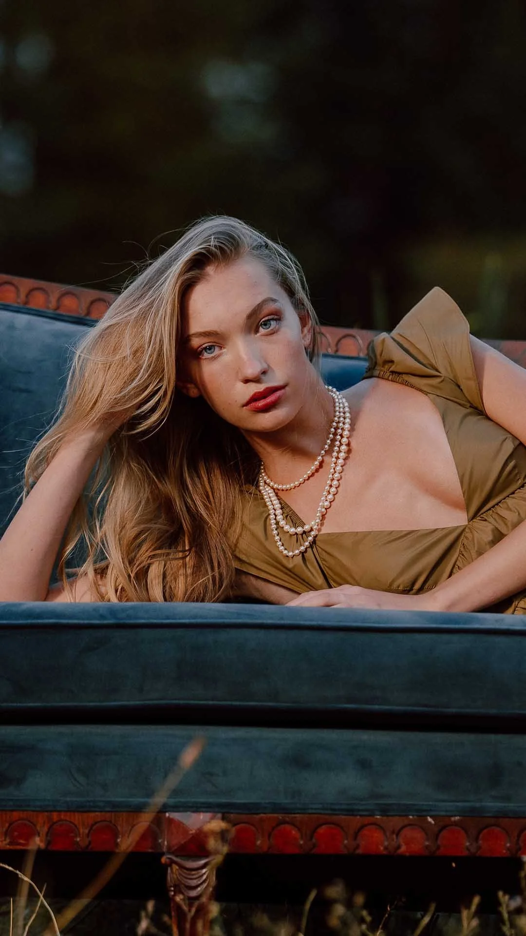  Relaxed Arms (V2)    “Stand tall and let your arms hang naturally by your sides. Laugh away from the camera as if a friend just told you a good joke.”  Women, Standing, 🌆 City, 💎 Pro 