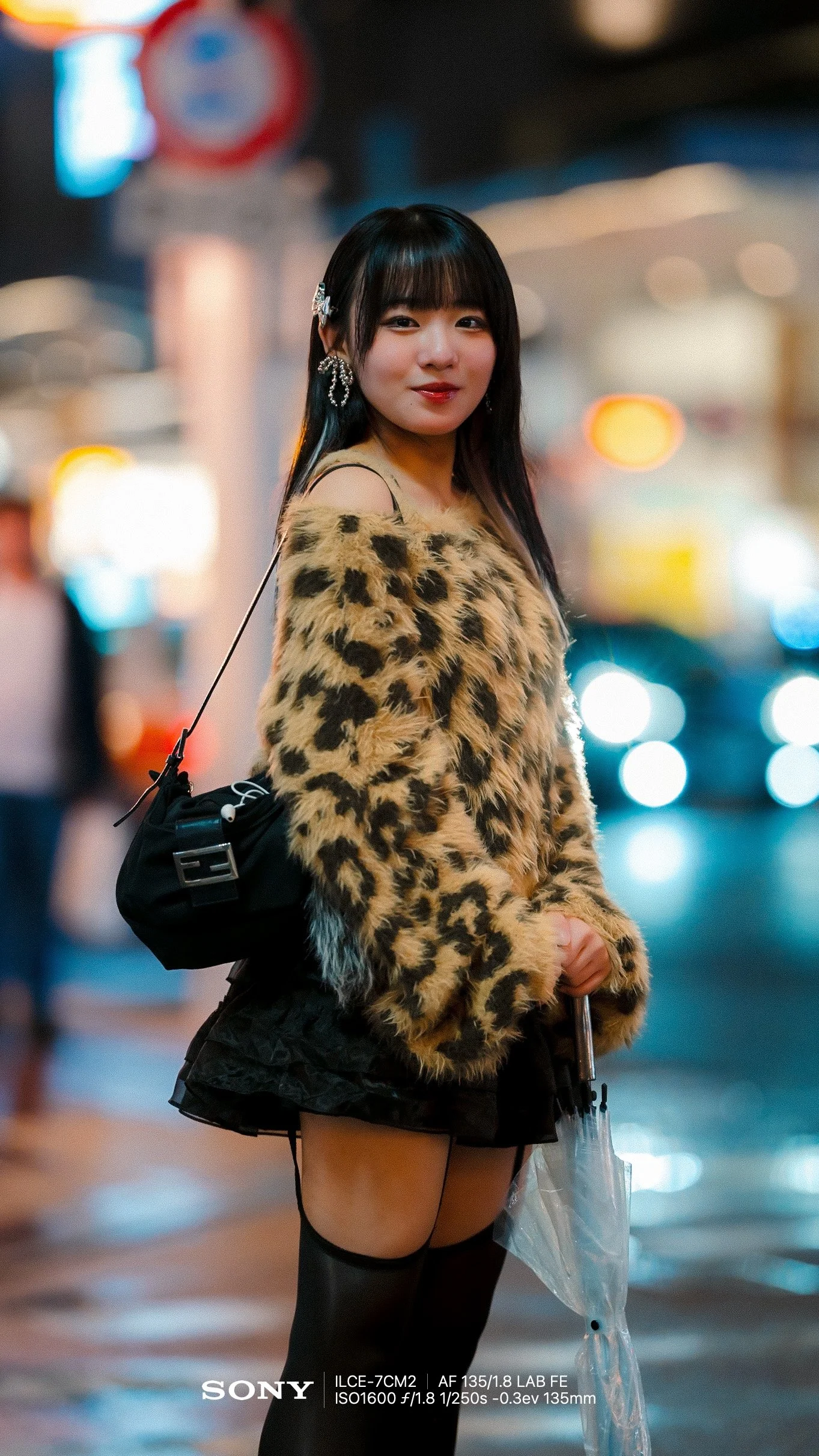  Relaxed Arms (V2)    “Stand tall and let your arms hang naturally by your sides. Laugh away from the camera as if a friend just told you a good joke.”  Woman, Standing, 🌆 City, 🌂 Props, 135mm 
