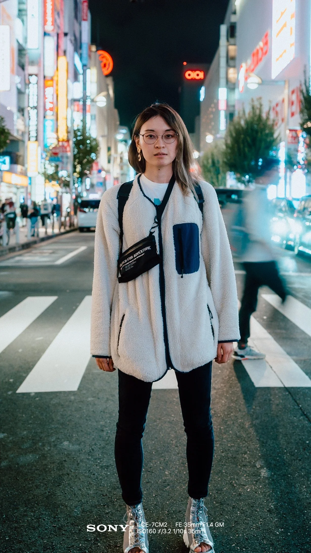  Relaxed Arms (V2)    “Stand tall and let your arms hang naturally by your sides. Laugh away from the camera as if a friend just told you a good joke.”  Women, Standing, 🌆 City, 35mm 