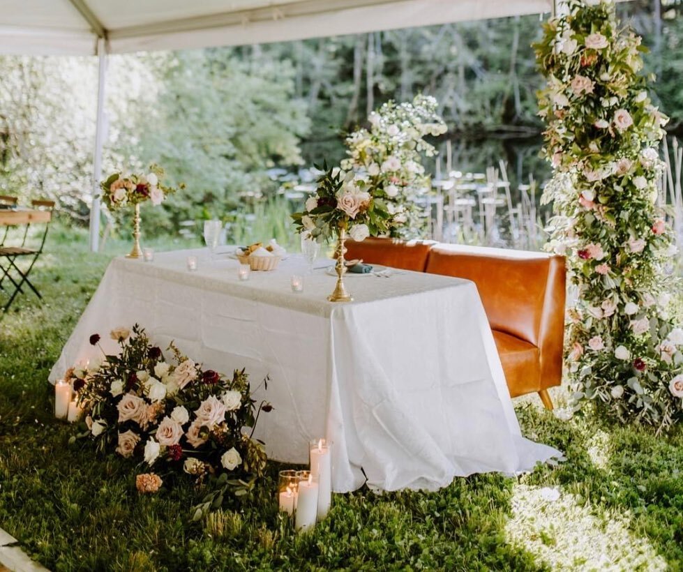&ldquo;Hello Sweetheart!&rdquo;. Who doesn&rsquo;t love a sweetheart table? This cutie for two features our Evergreen leather chairs and crystal goblets! Not to mention stunning florals by @bloomsanjuan and the always-green backdrop of @lakedaleresor